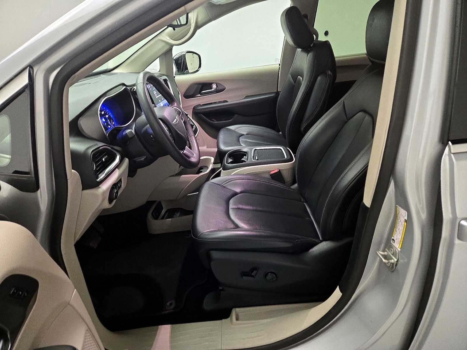 2024 Chrysler Pacifica Touring L - Photo 10