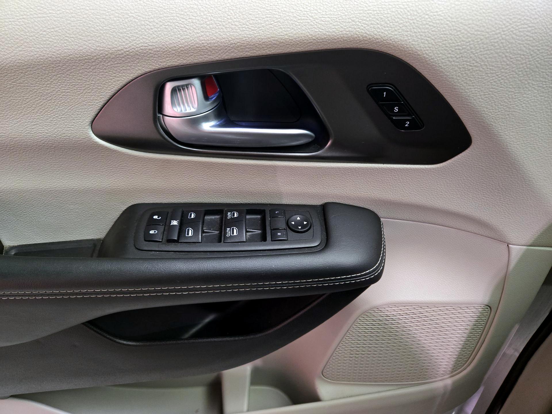 Thumbnail: 2024 Chrysler Pacifica - 10