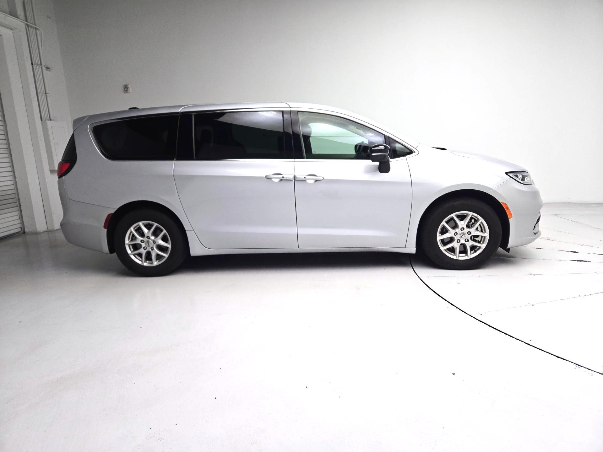 Thumbnail: 2024 Chrysler Pacifica - 4