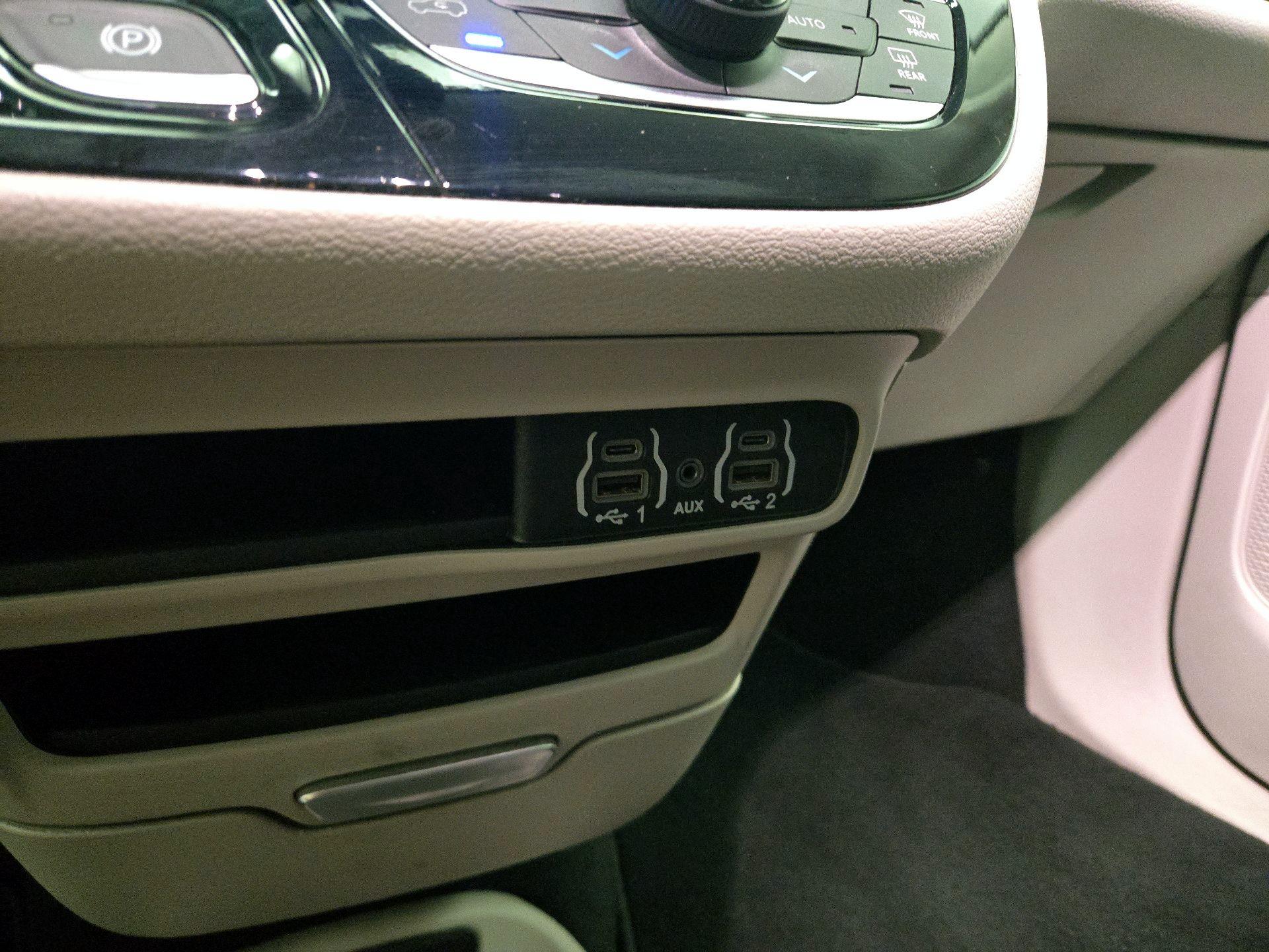 Thumbnail: 2024 Chrysler Pacifica - 18
