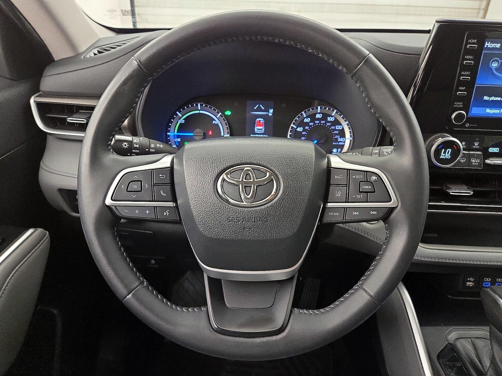 2022 Toyota Highlander LE - Photo 11