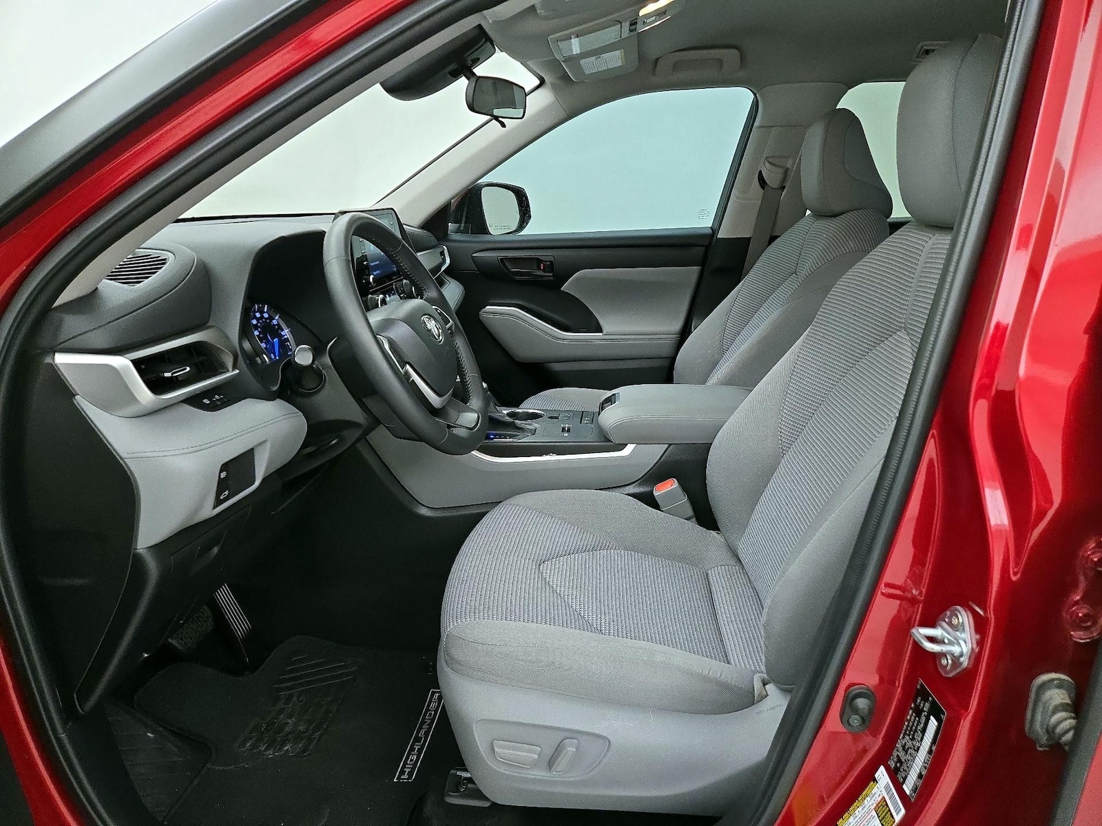 2022 Toyota Highlander LE - Photo 12