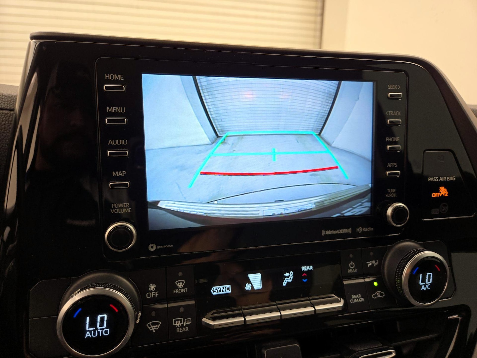 2022 Toyota Highlander LE - Photo 15