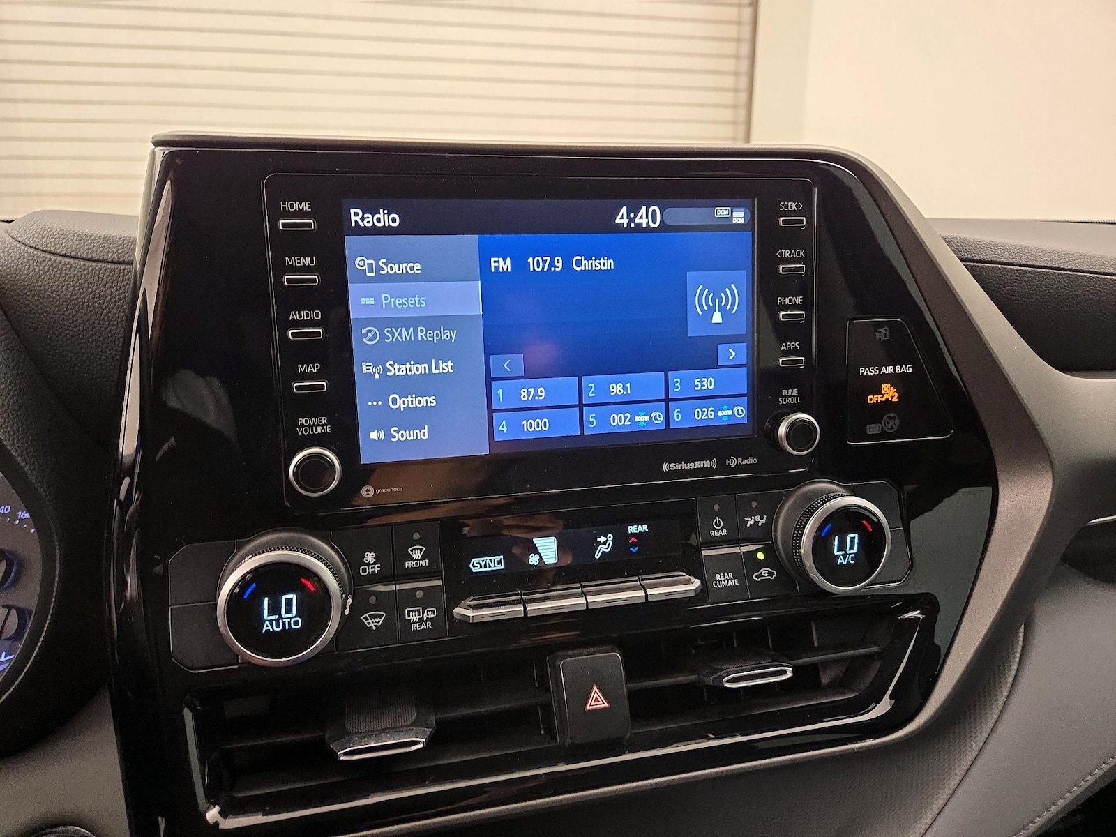 2022 Toyota Highlander LE - Photo 16