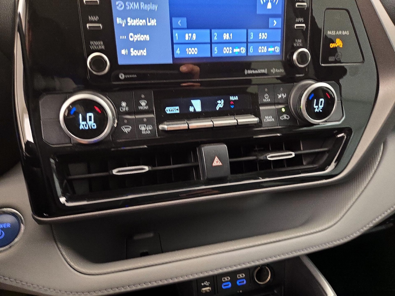 2022 Toyota Highlander LE - Photo 17