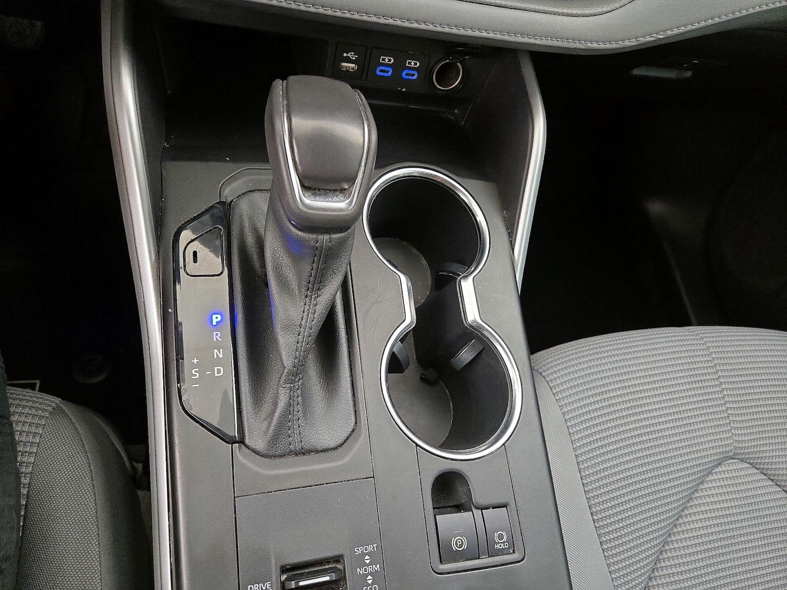 2022 Toyota Highlander LE - Photo 18