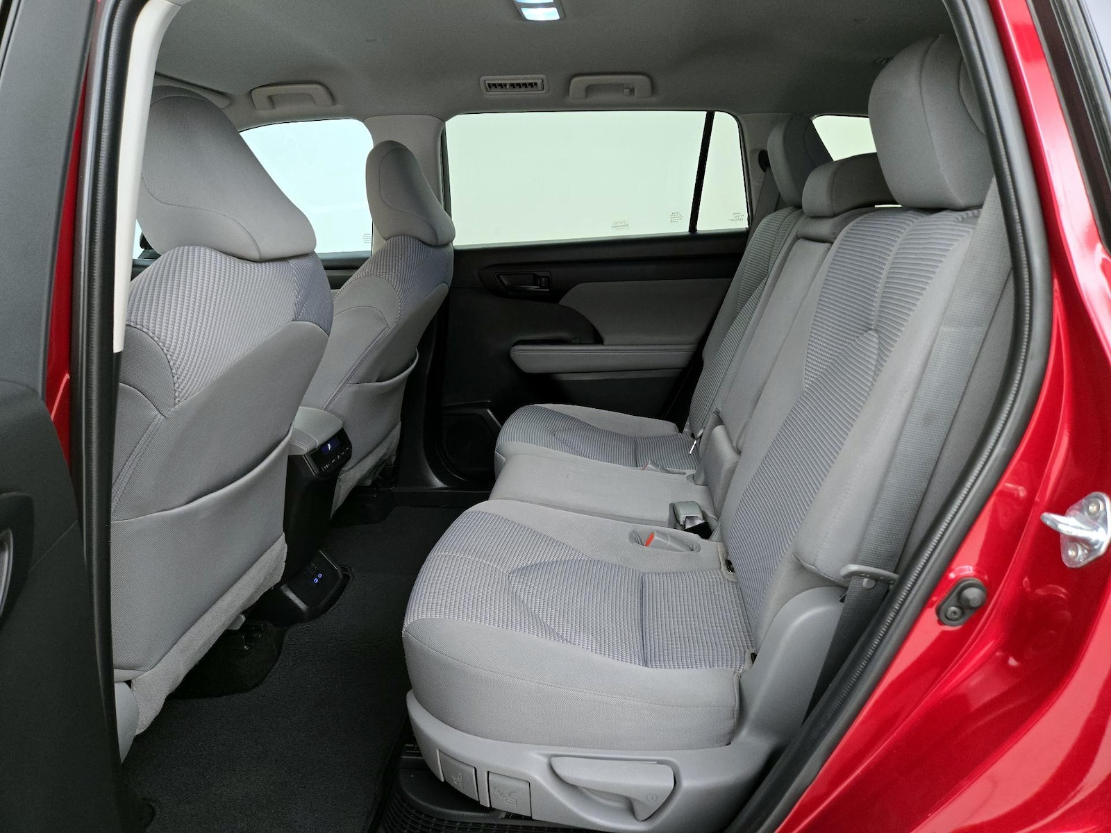 2022 Toyota Highlander LE - Photo 20