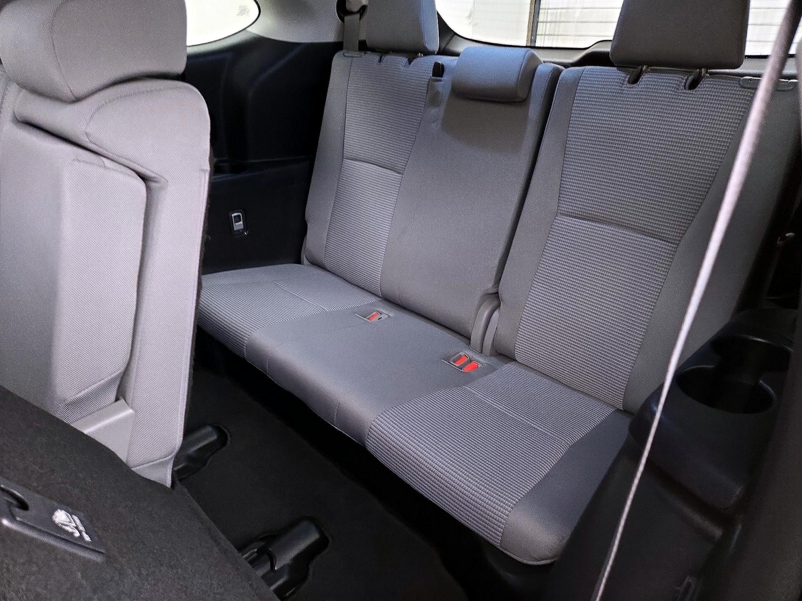 2022 Toyota Highlander LE - Photo 21