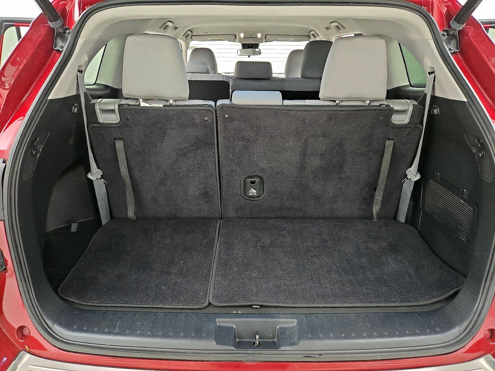 2022 Toyota Highlander LE - Photo 22
