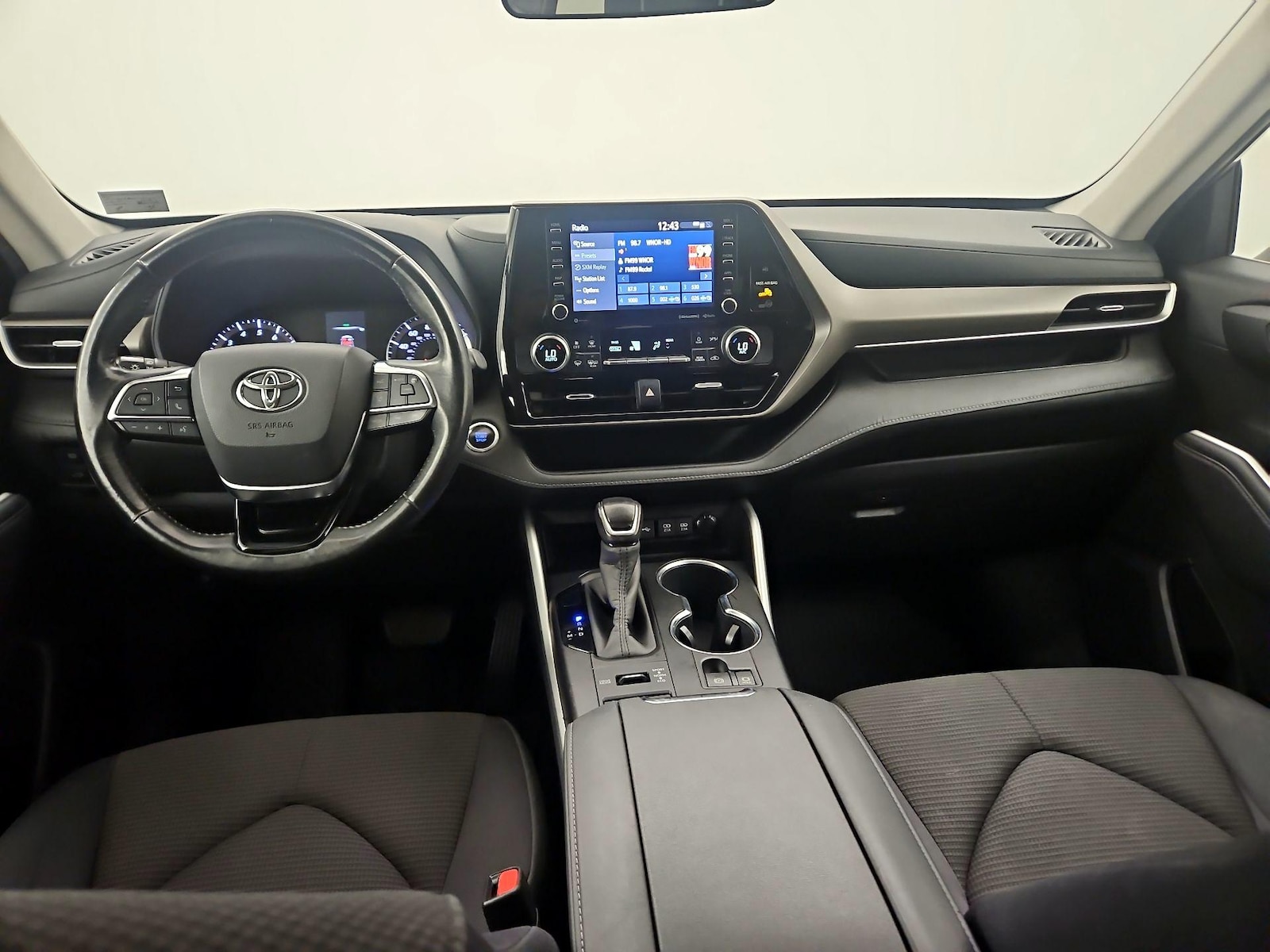 2020 Toyota Highlander LE - Photo 10