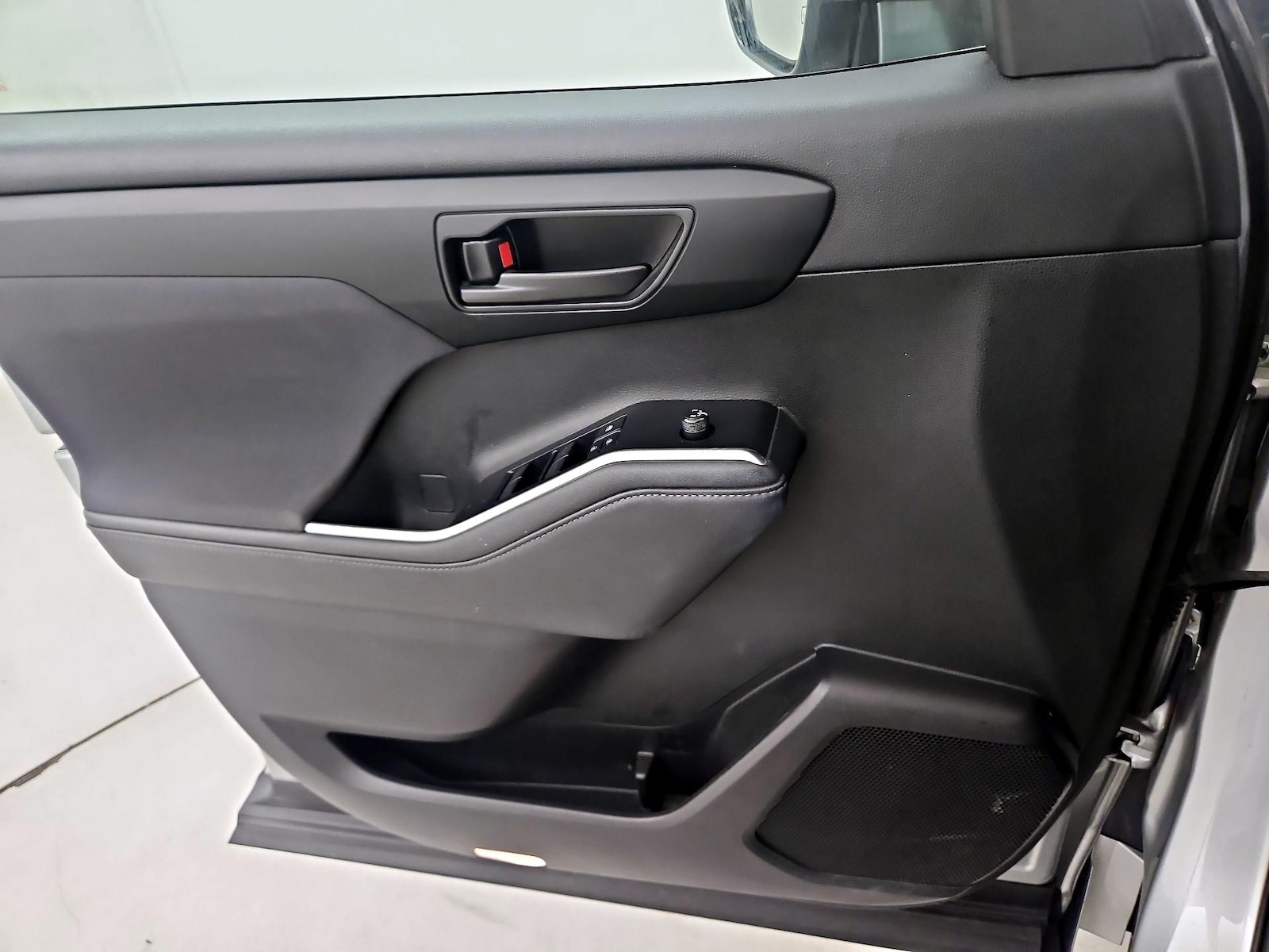 2020 Toyota Highlander LE - Photo 13