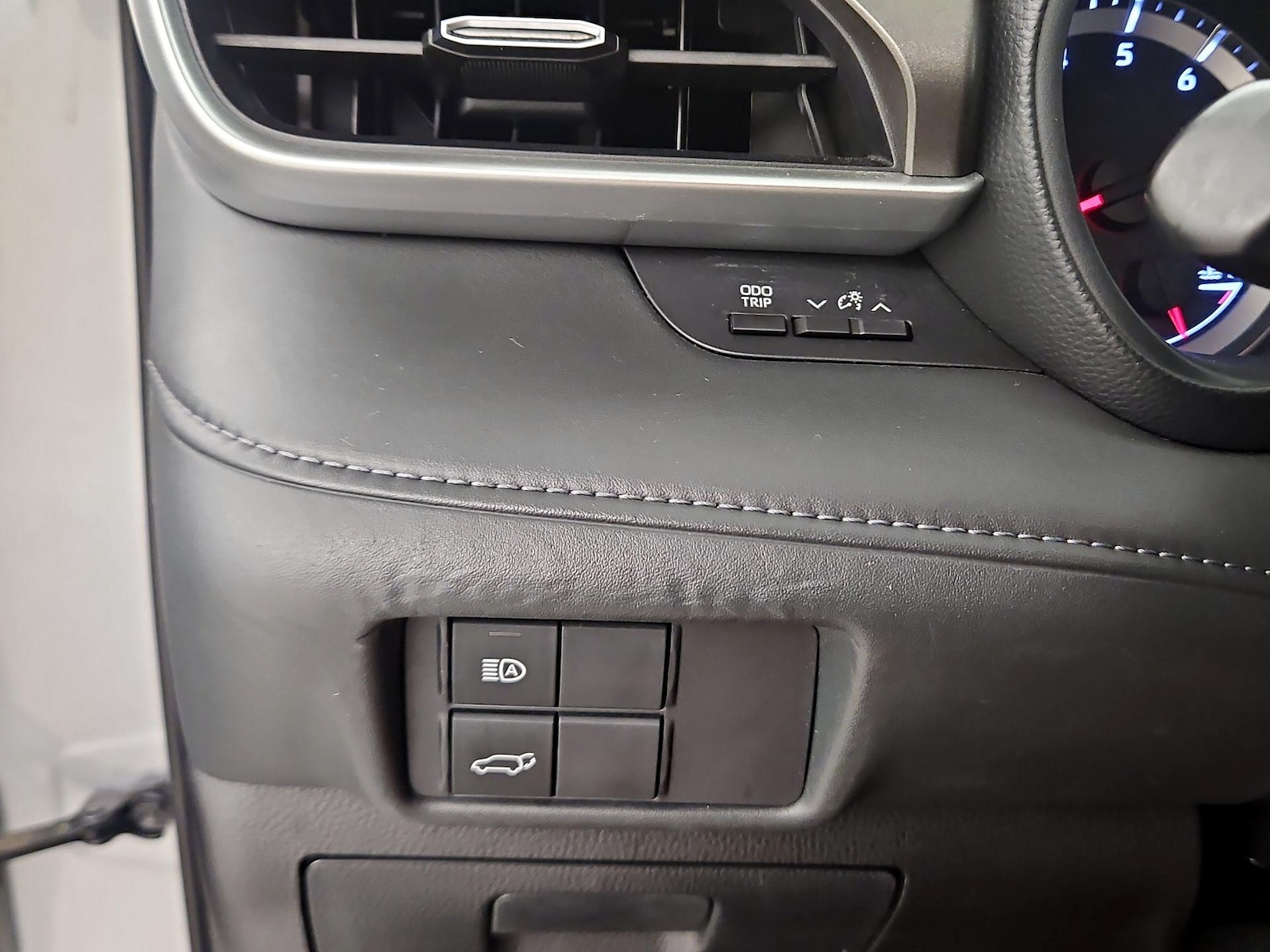 2020 Toyota Highlander LE - Photo 14