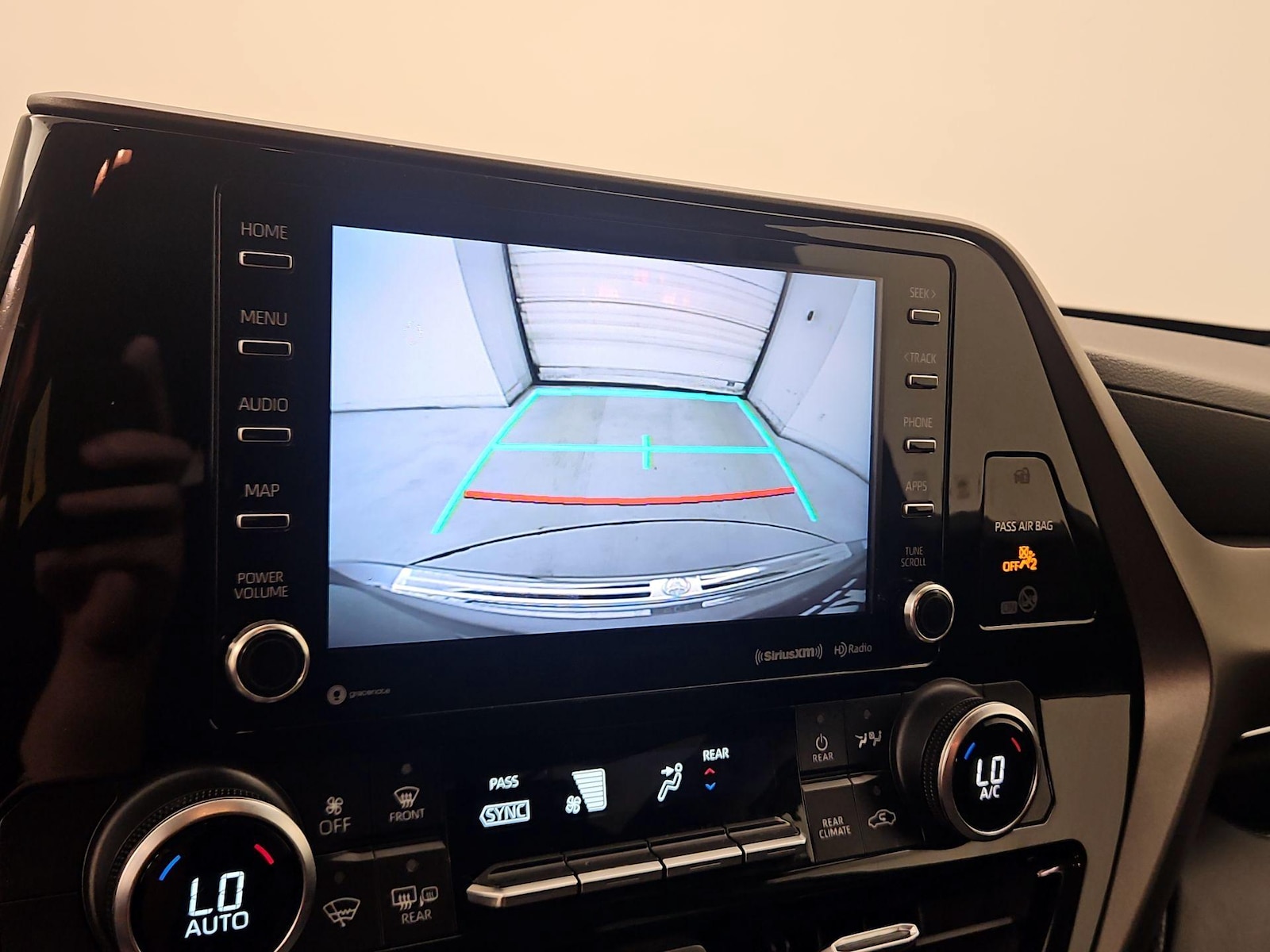 2020 Toyota Highlander LE - Photo 15