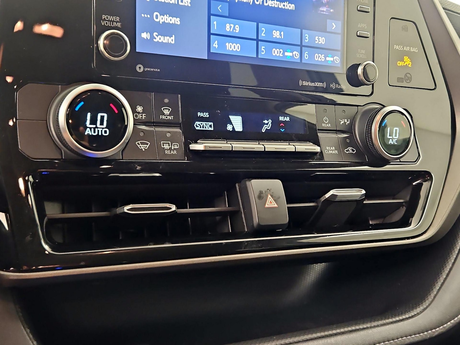 2020 Toyota Highlander LE - Photo 17