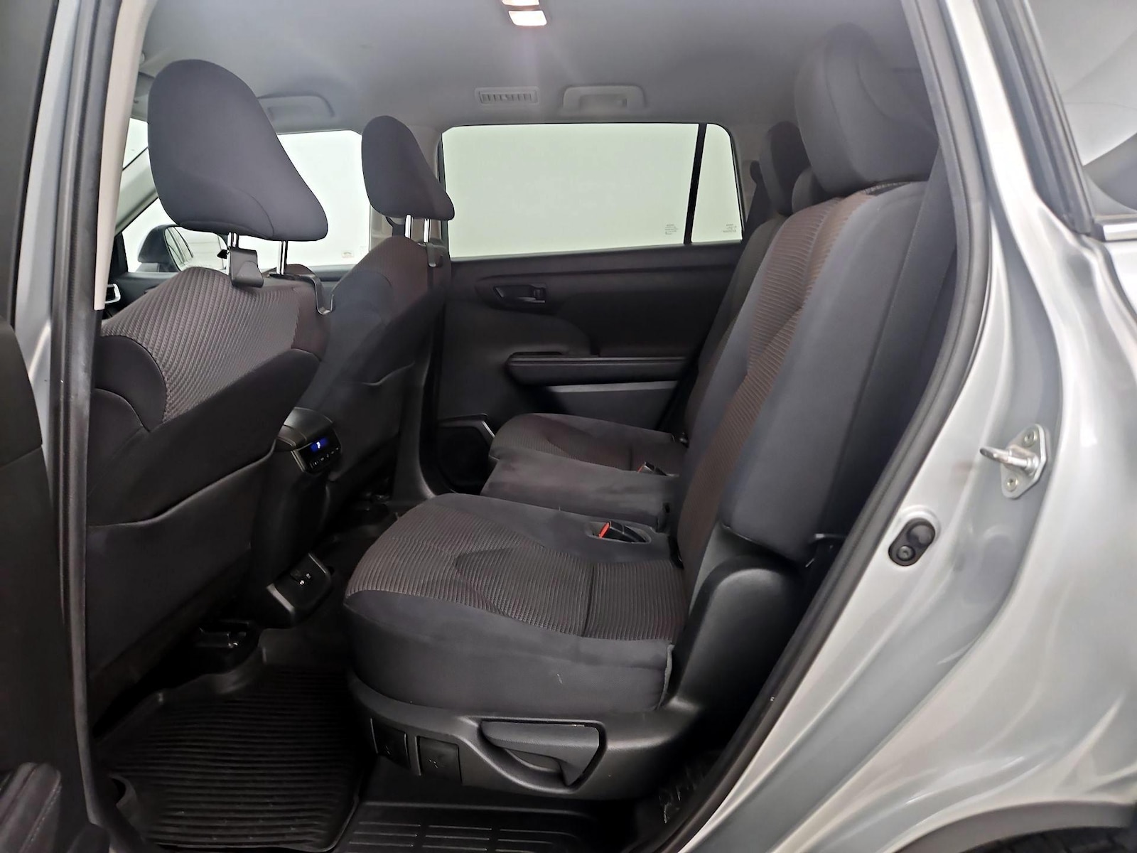 2020 Toyota Highlander LE - Photo 20