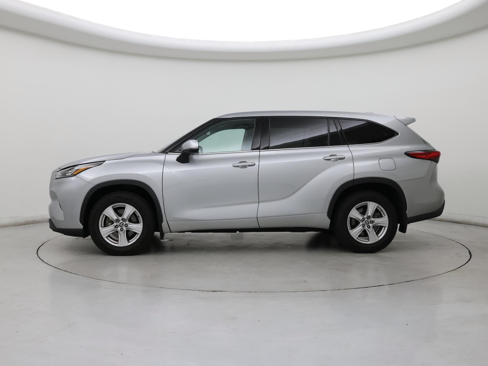 2020 Toyota Highlander LE - Photo 4