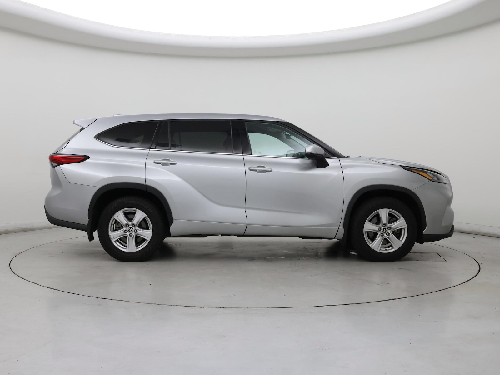 2020 Toyota Highlander LE - Photo 8