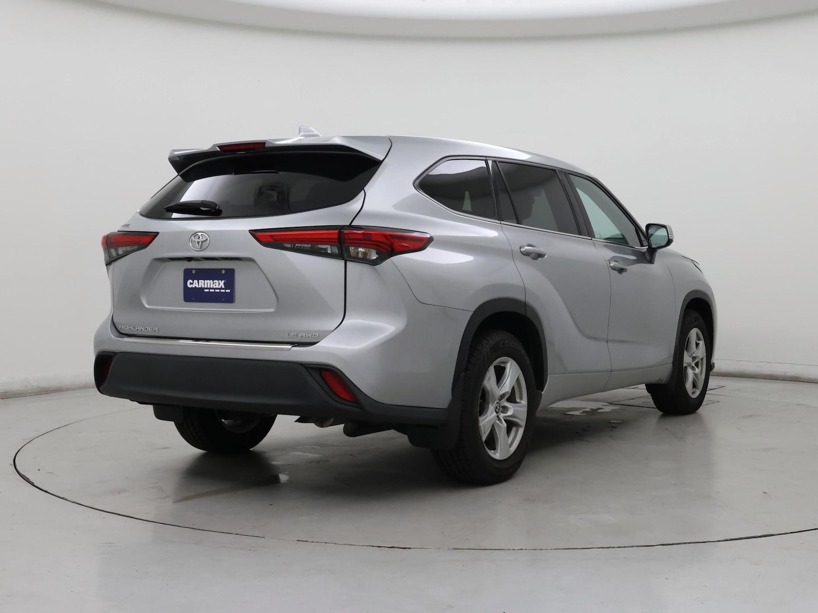 2020 Toyota Highlander LE - Photo 9