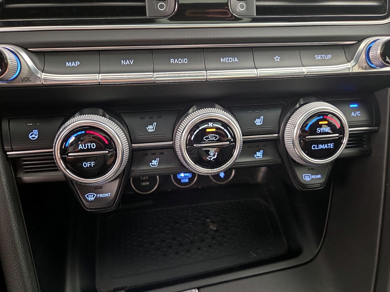 2023 GENESIS G70 Standard - Photo 18