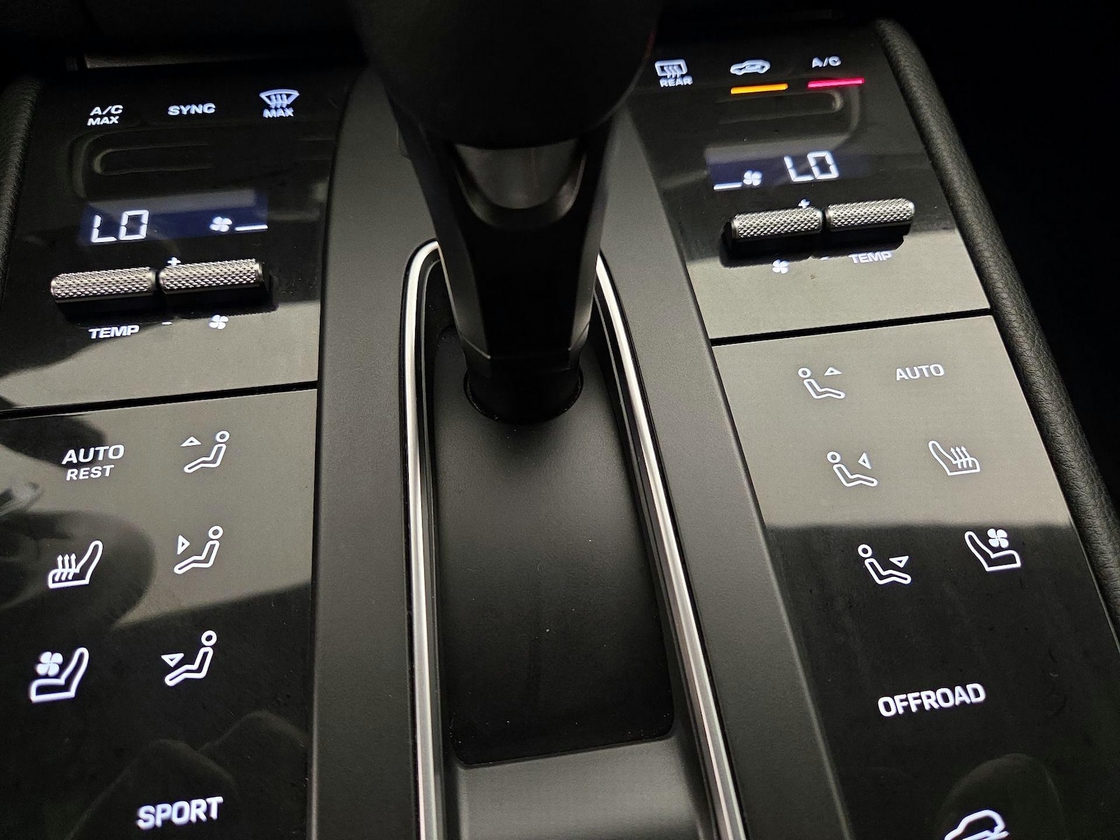 2022 Porsche Macan Base - Photo 18