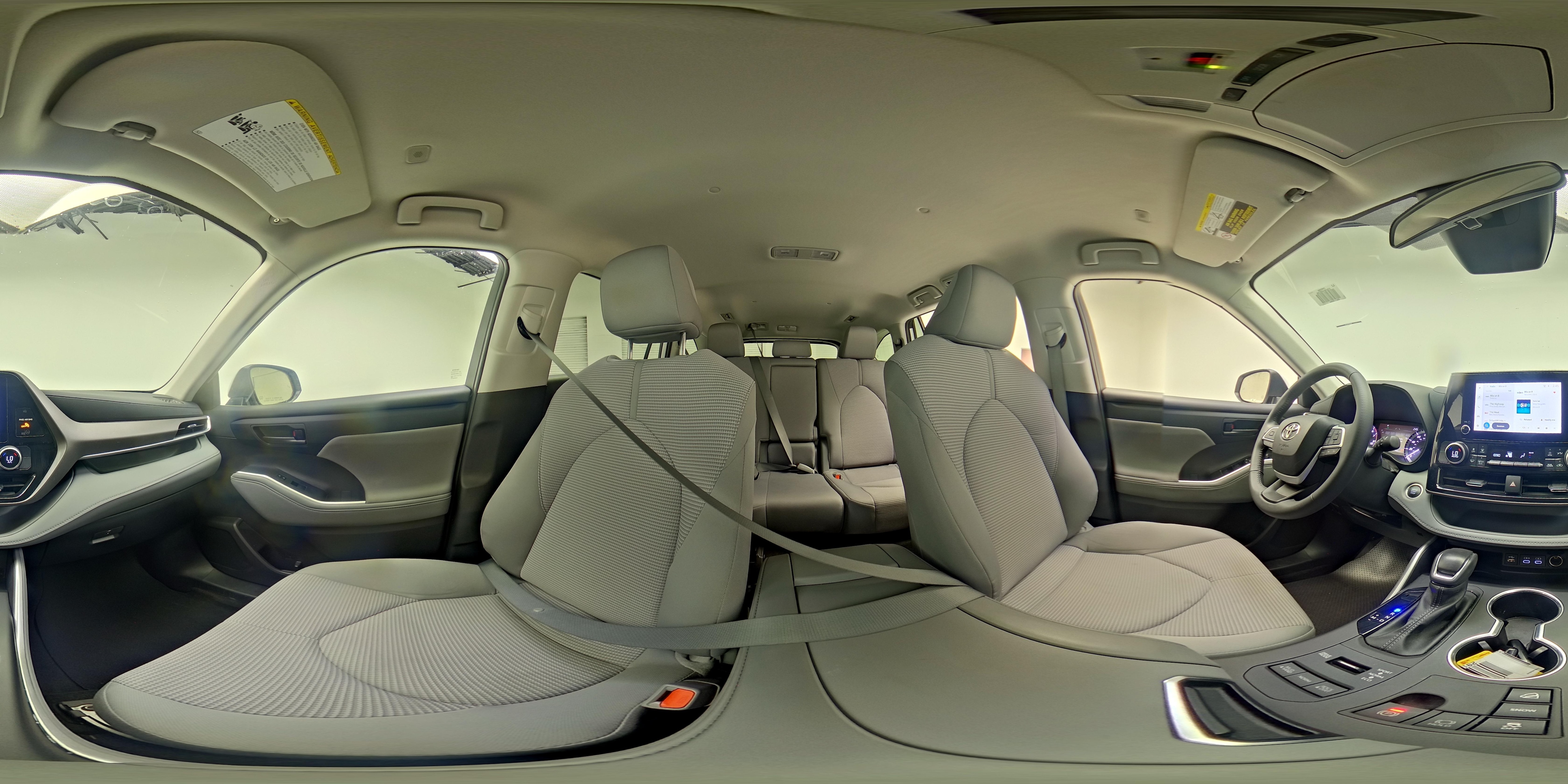 2024 Toyota Highlander LE - Photo 24