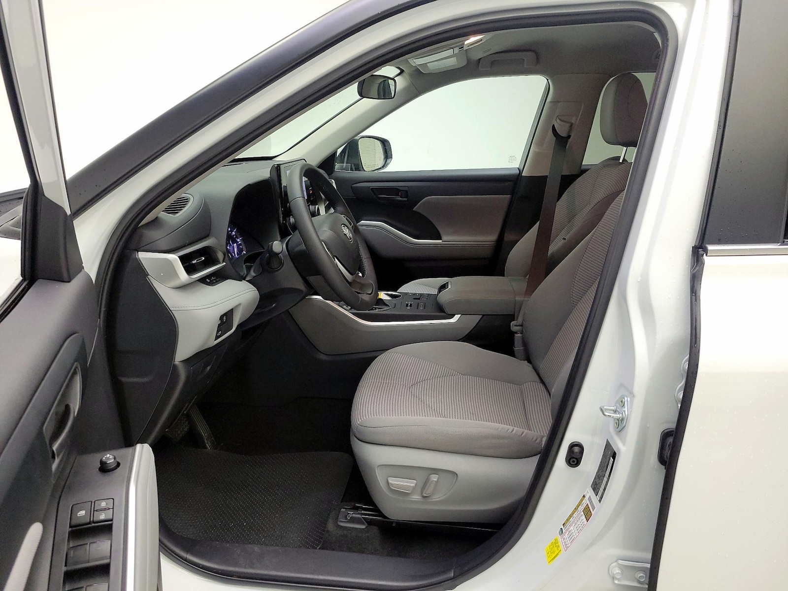 2024 Toyota Highlander LE - Photo 12