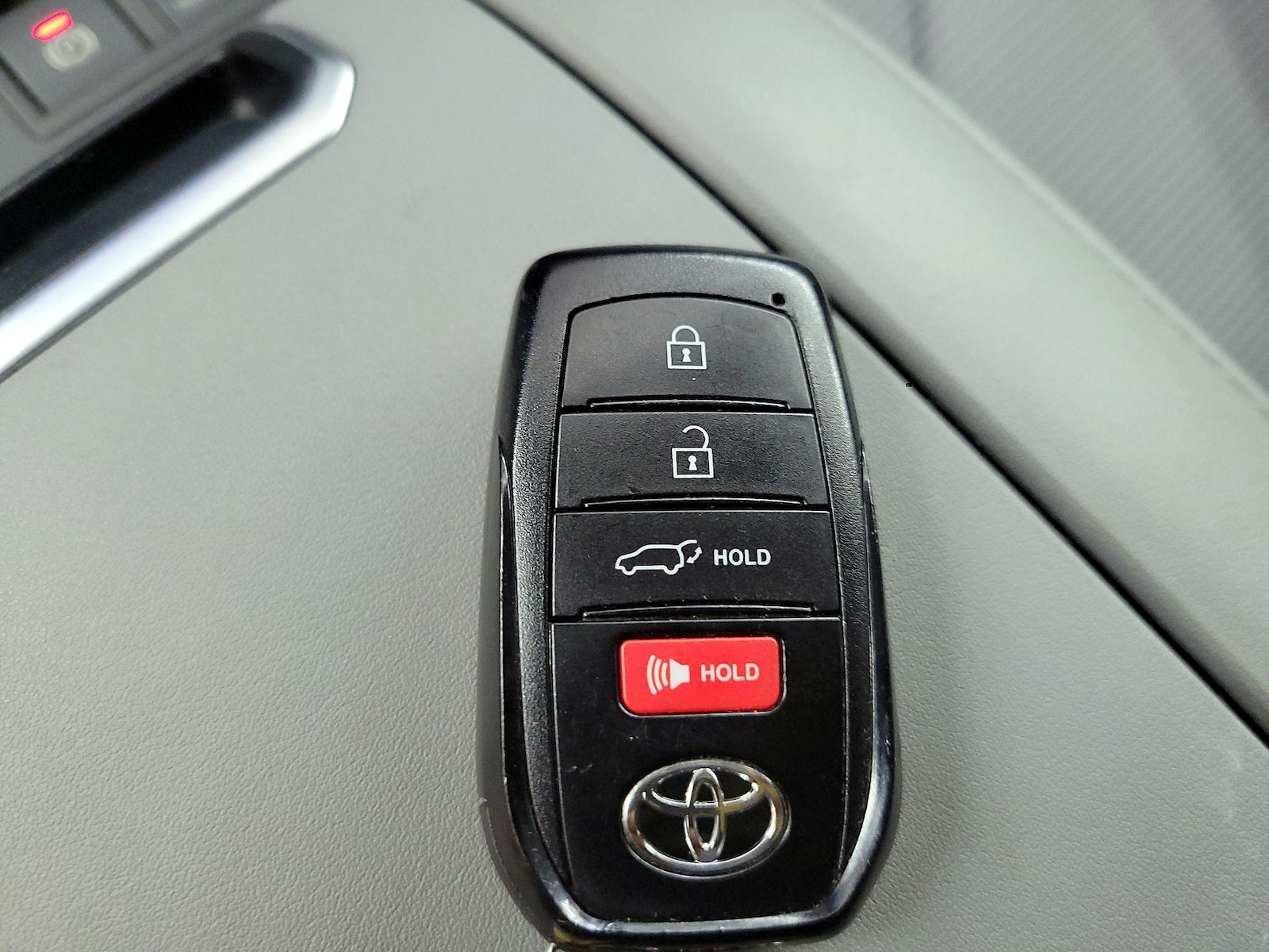 2024 Toyota Highlander LE - Photo 23