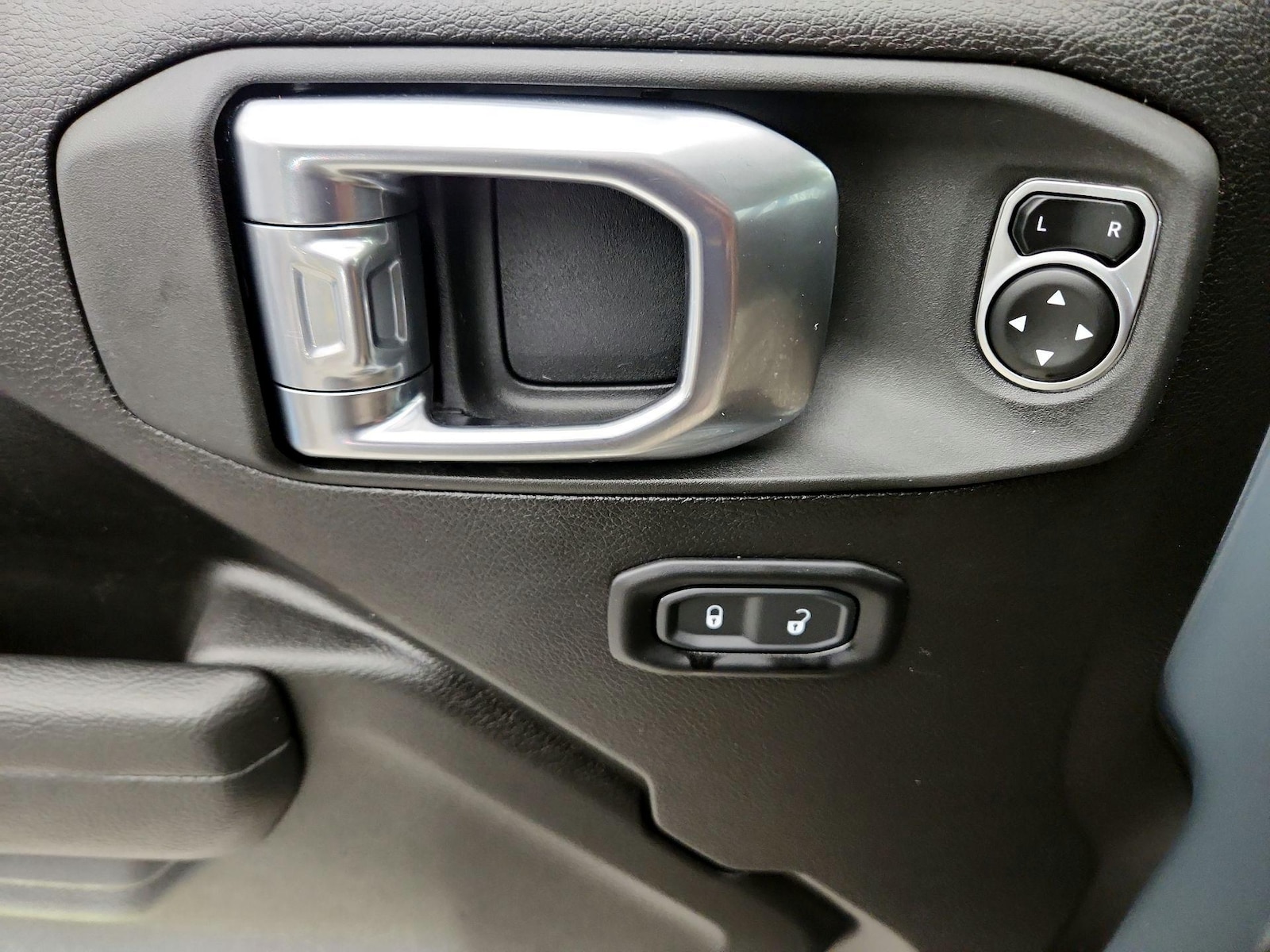 2025 Jeep Wrangler 2-Door Willys - Photo 13