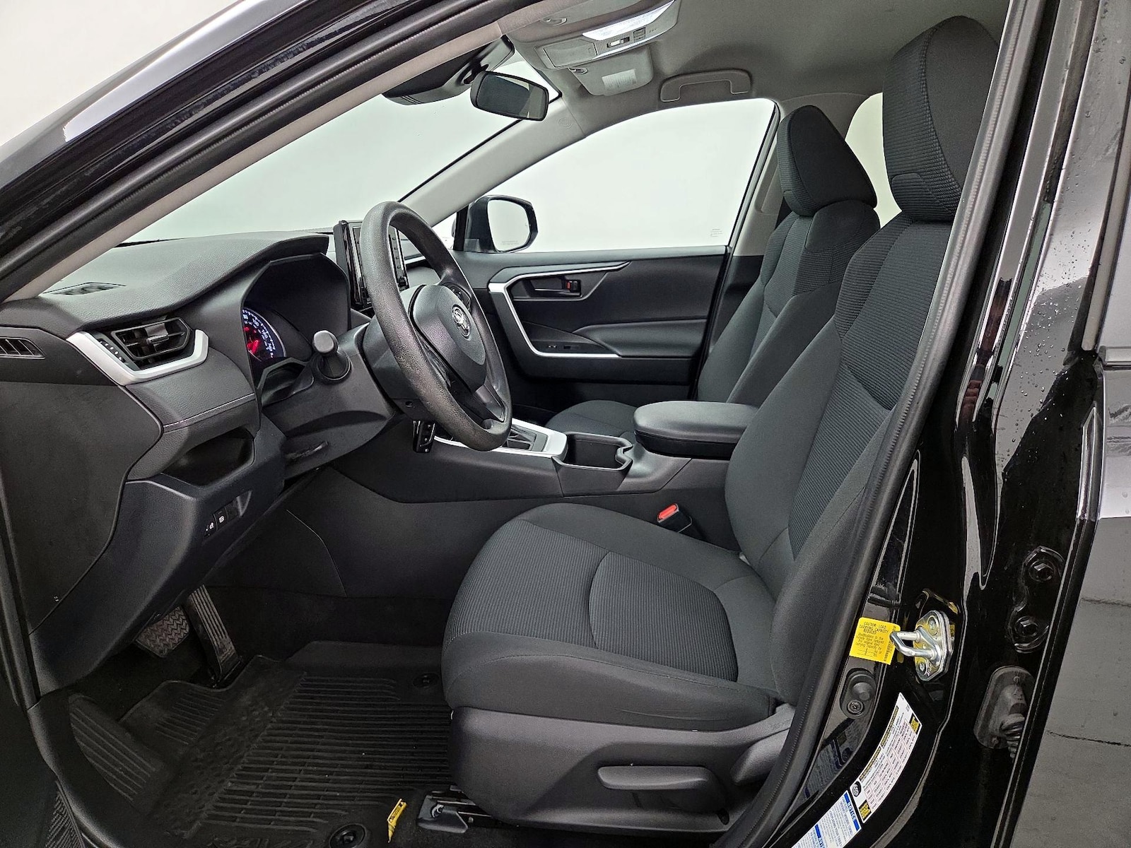 2022 Toyota RAV4 LE - Photo 12
