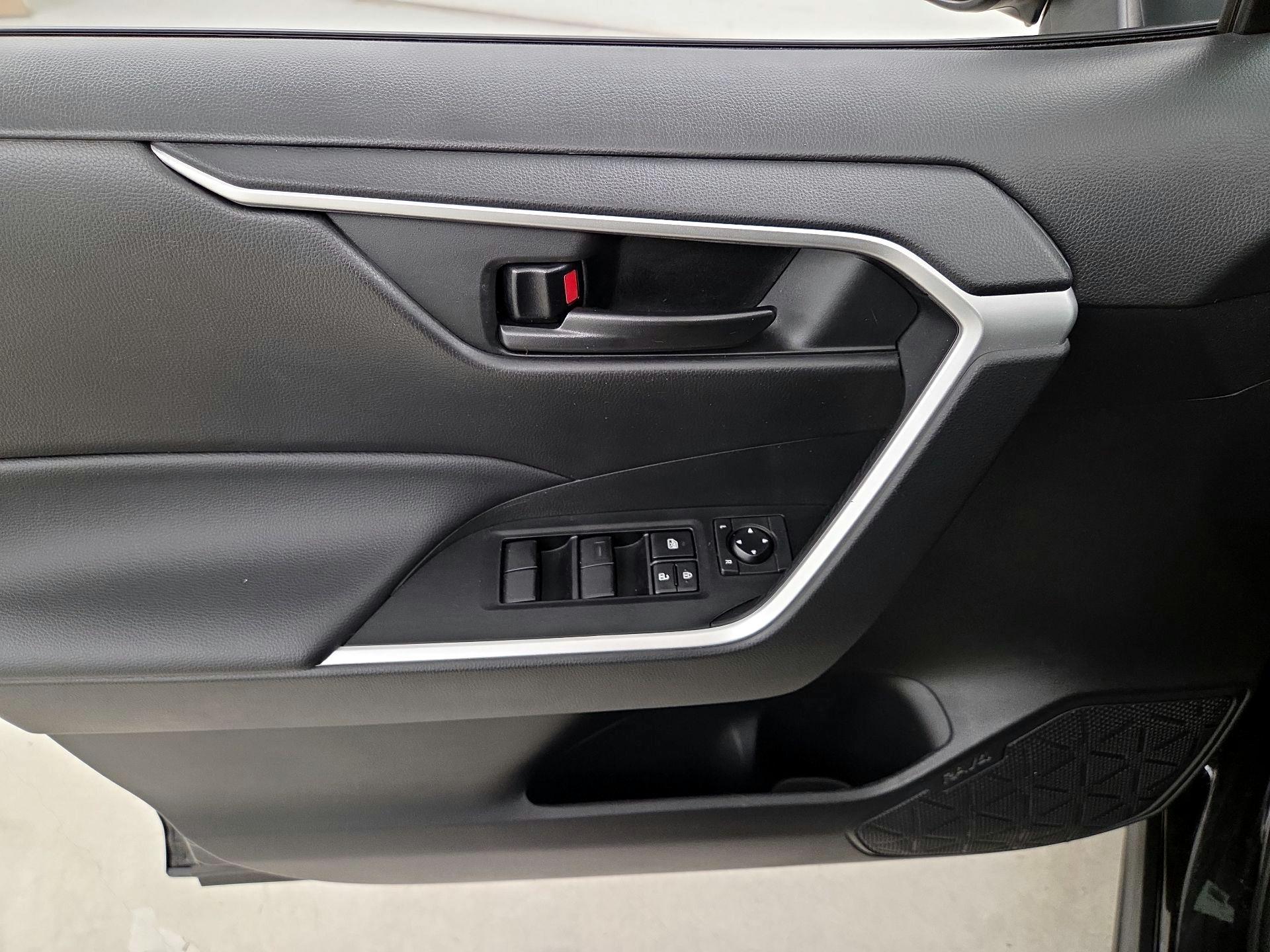 Thumbnail: 2022 Toyota RAV4 - 12