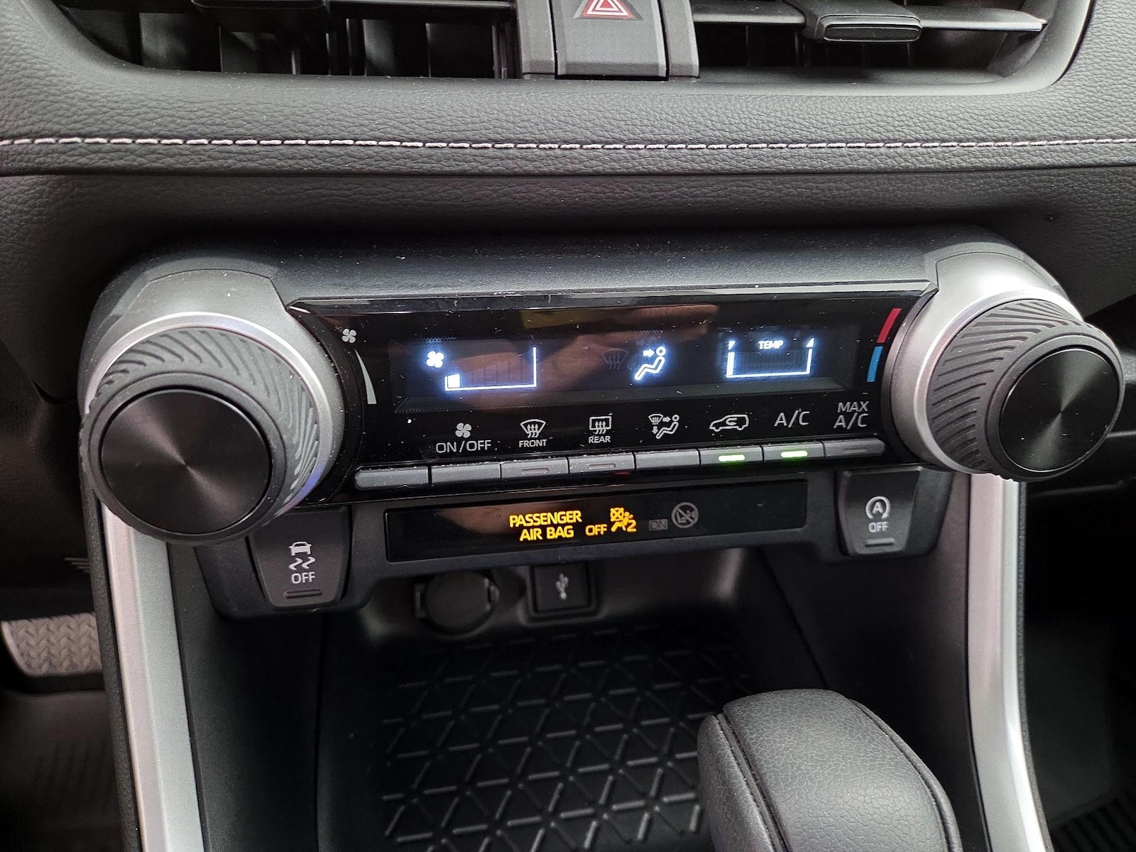 2022 Toyota RAV4 LE - Photo 17
