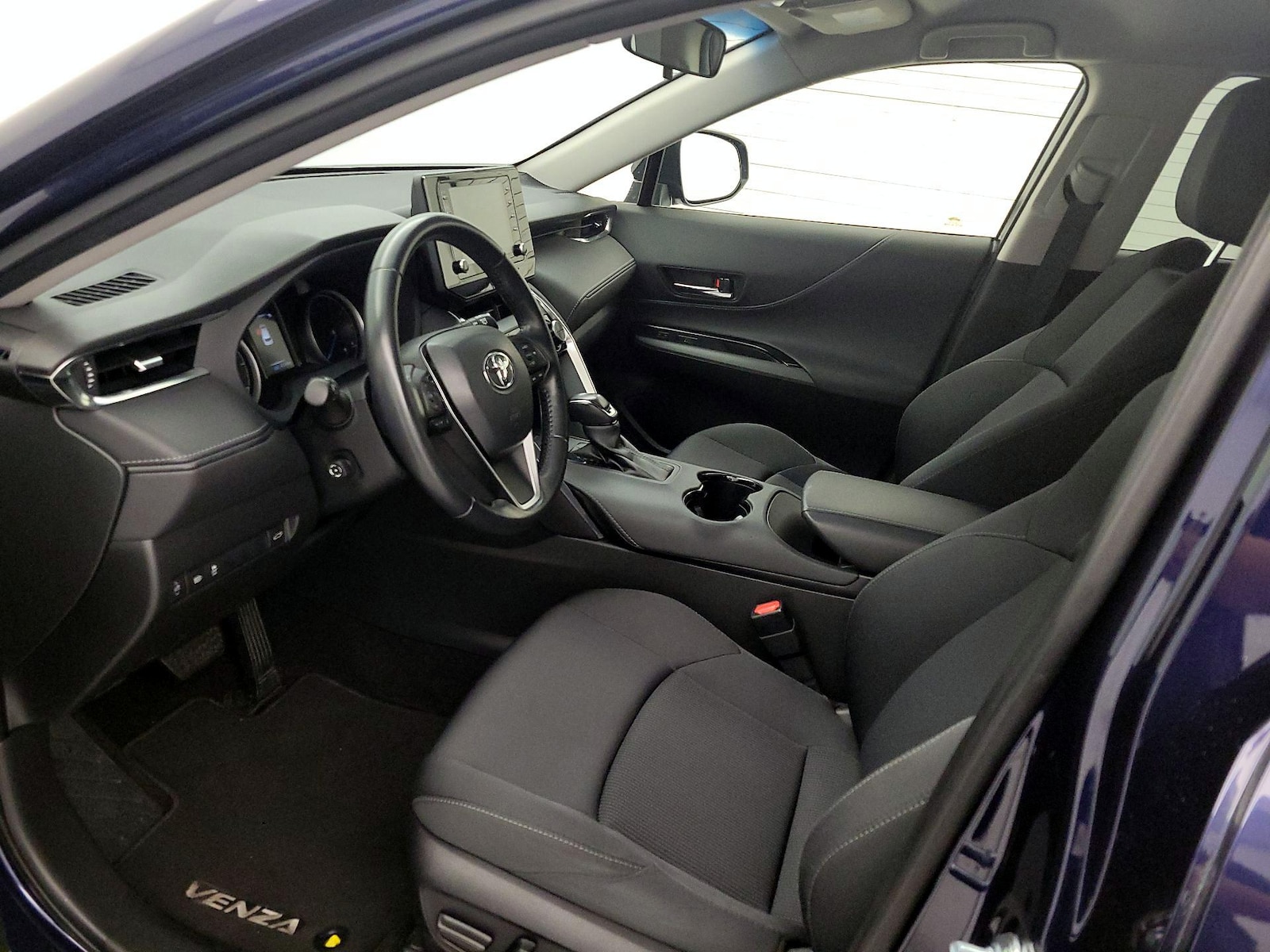2021 Toyota Venza LE - Photo 12