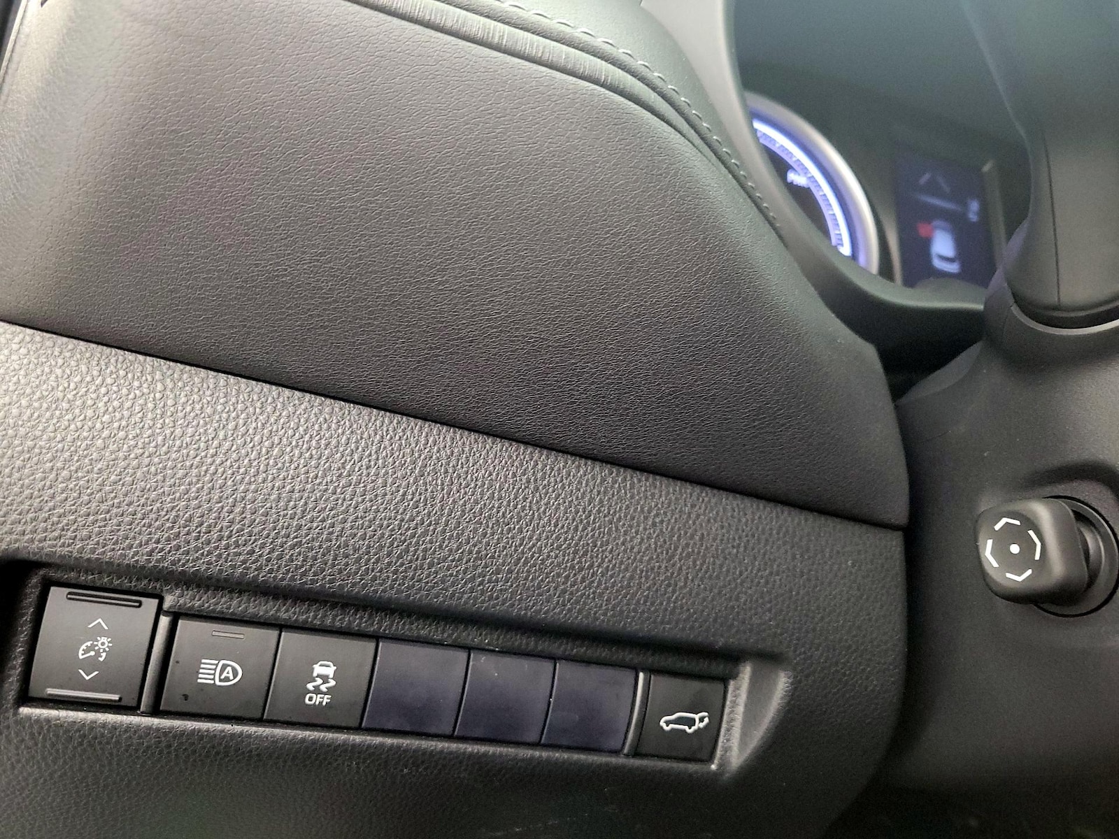 2021 Toyota Venza LE - Photo 14