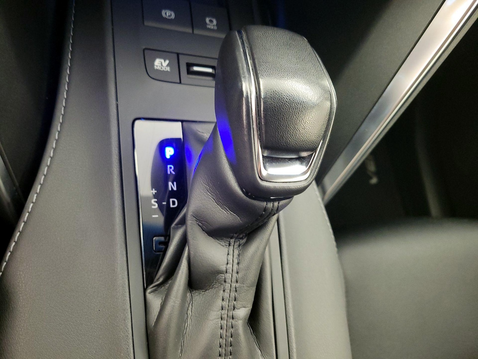 2021 Toyota Venza LE - Photo 18