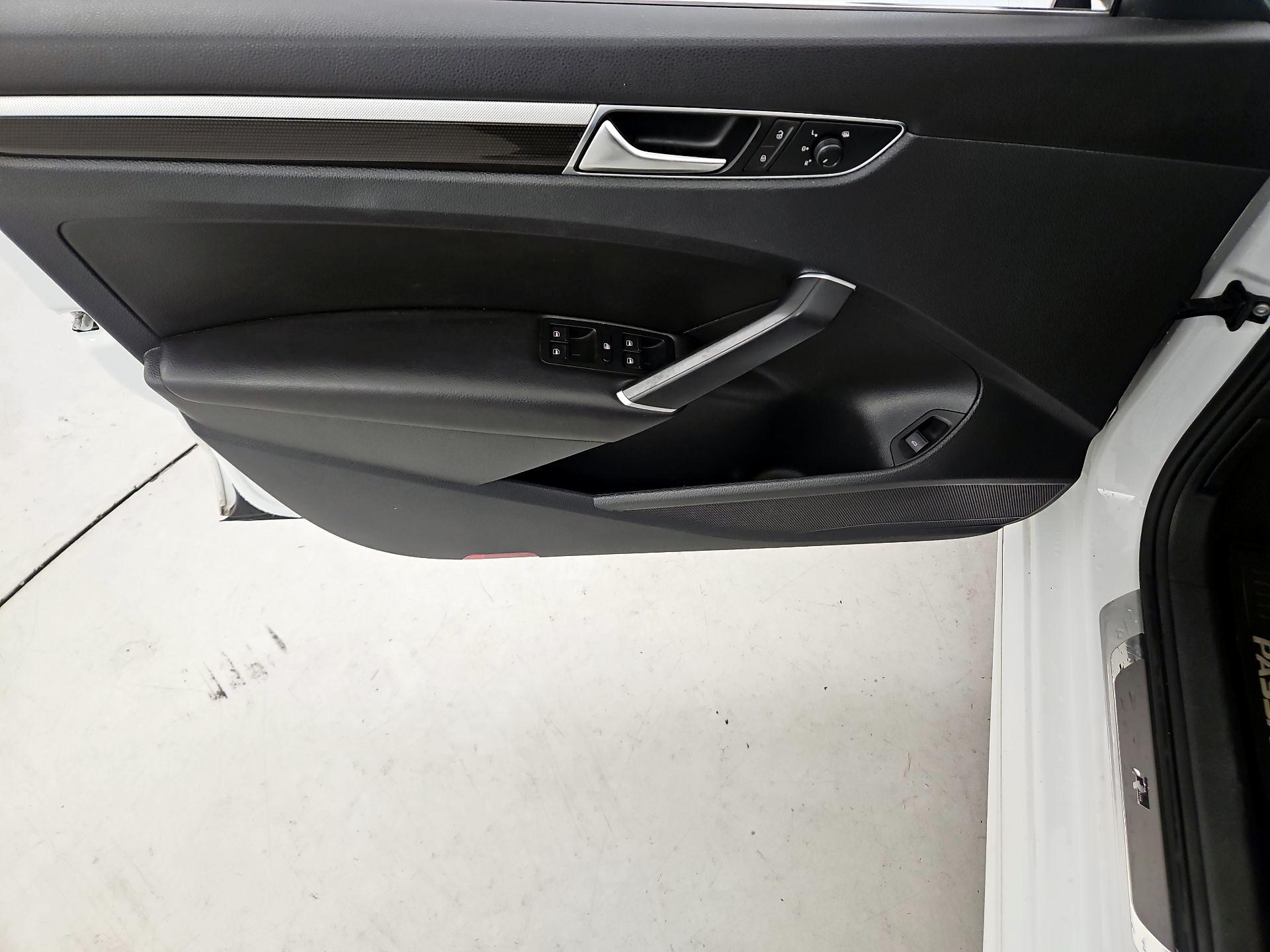 Thumbnail: 2019 Volkswagen Passat - 12