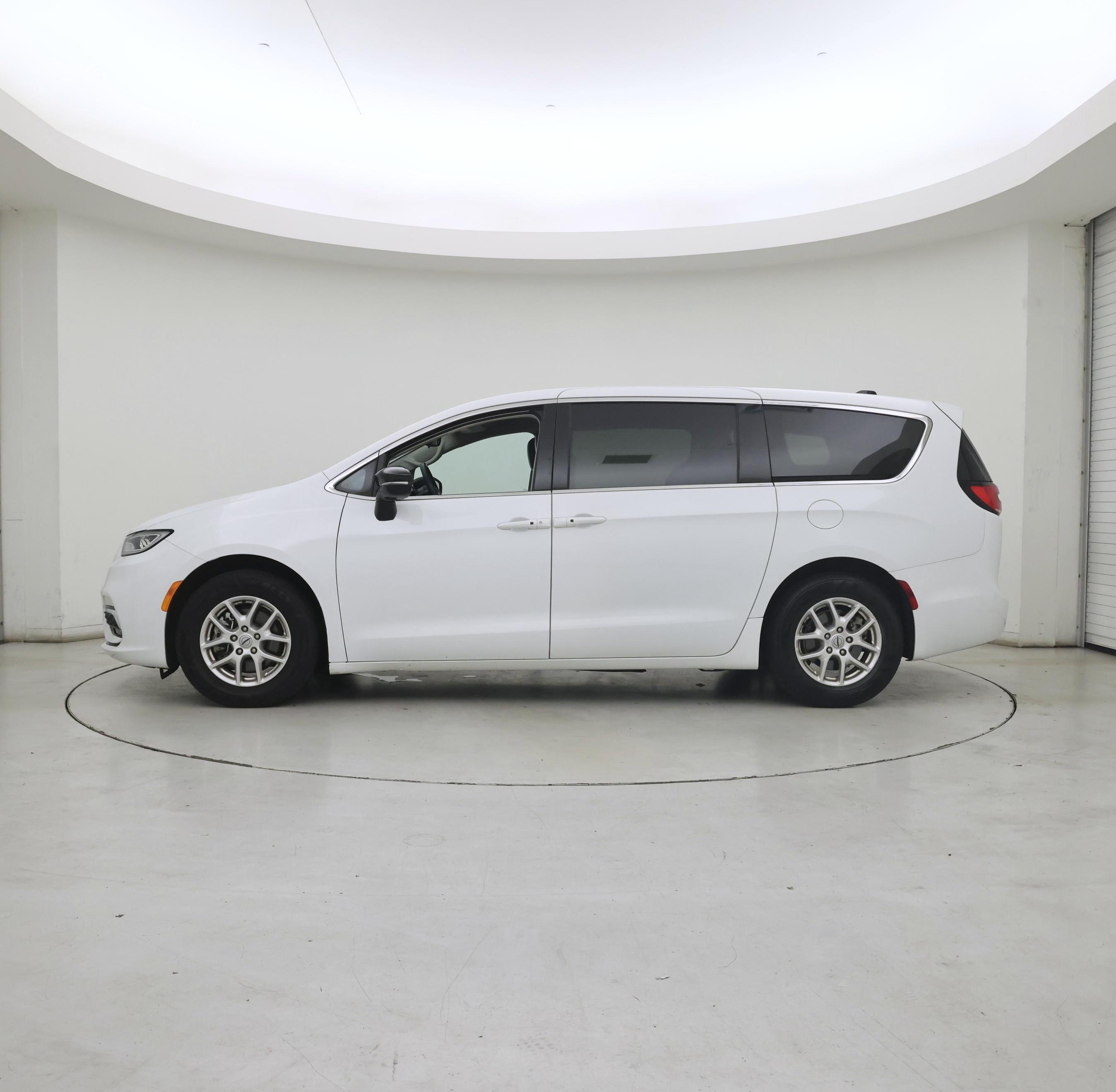 Thumbnail: 2024 Chrysler Pacifica - 3
