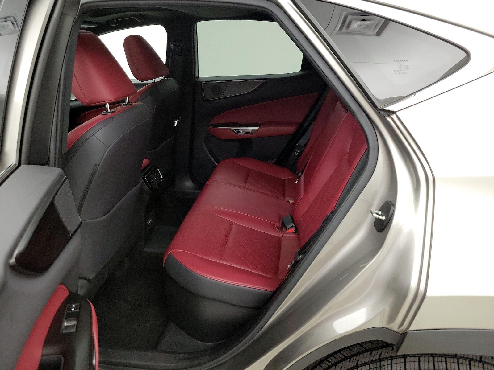 2024 Lexus NX PHEV 450h+ - Photo 21