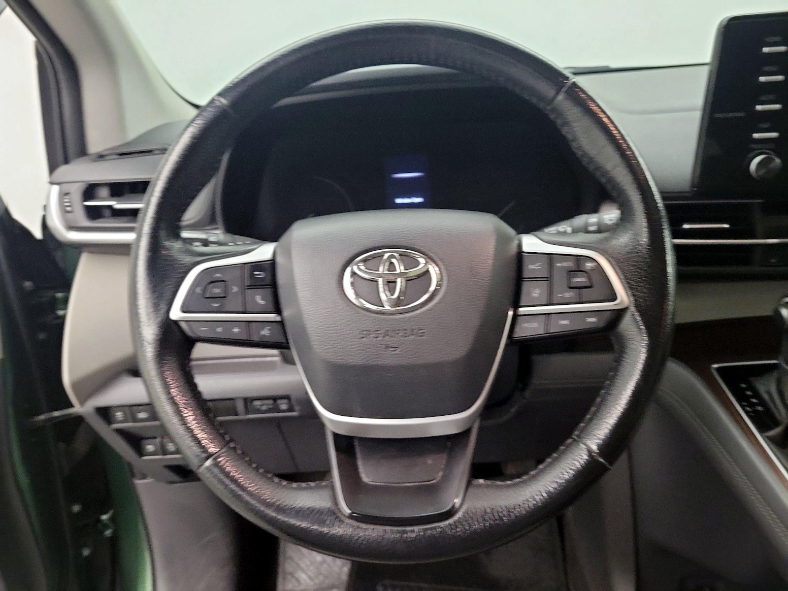 2022 Toyota Sienna XLE - Photo 11