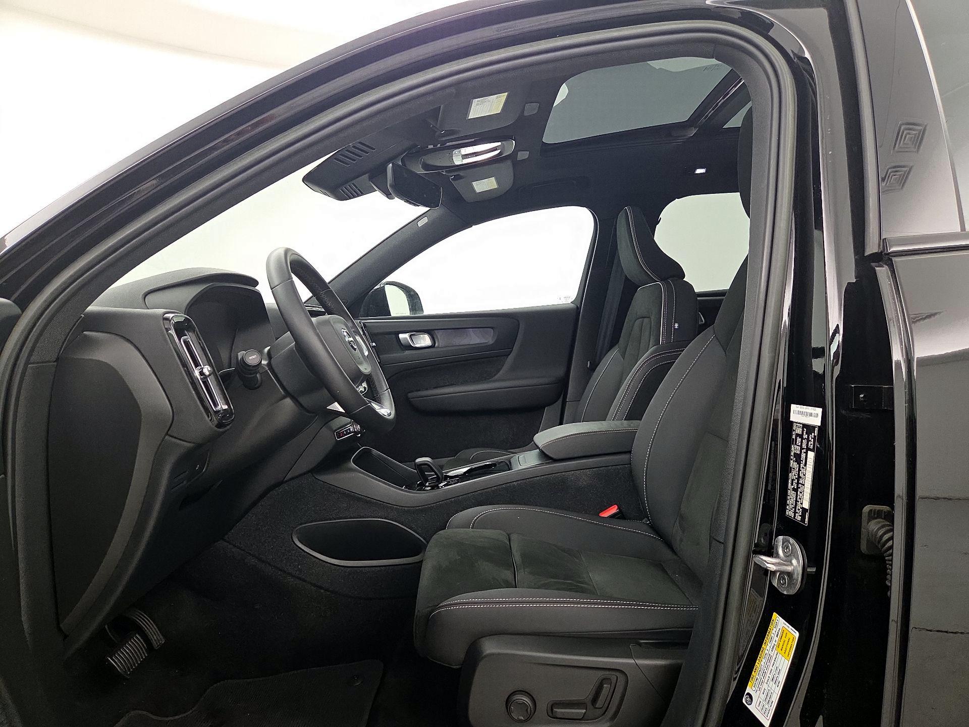 Thumbnail: 2023 Volvo XC40 - 11