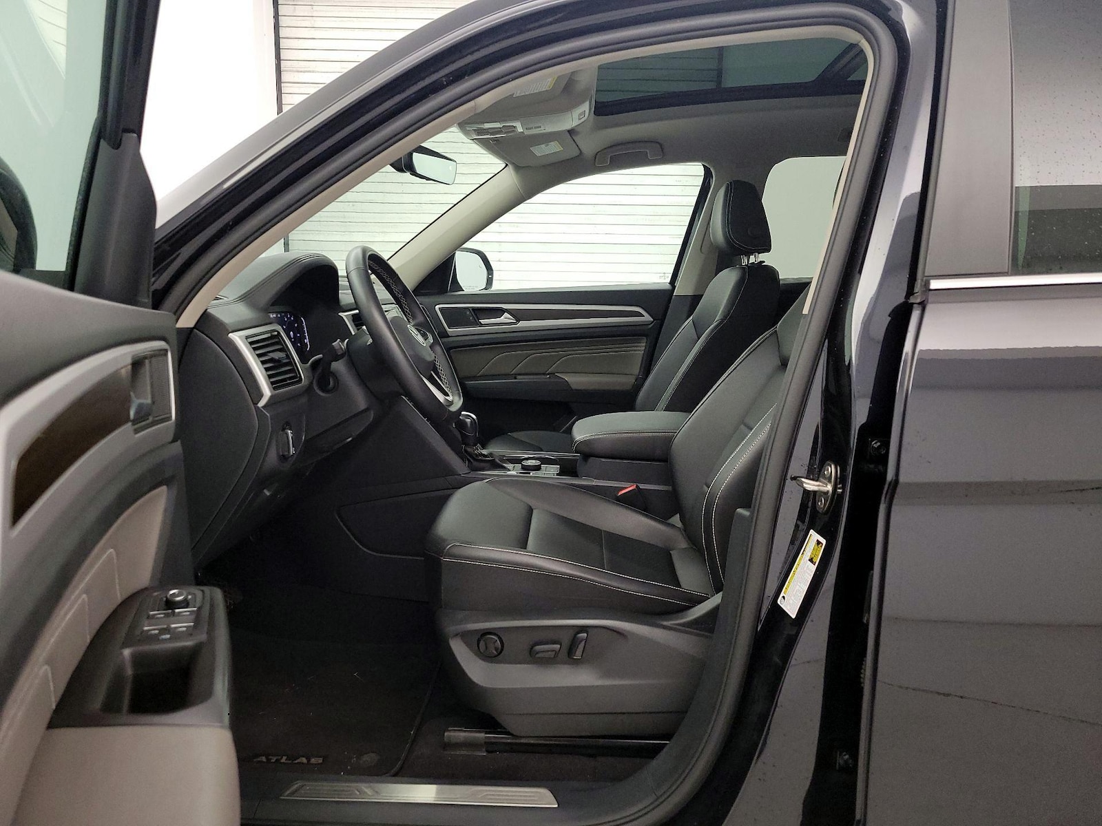 2023 Volkswagen Atlas SE w/Tech - Photo 12