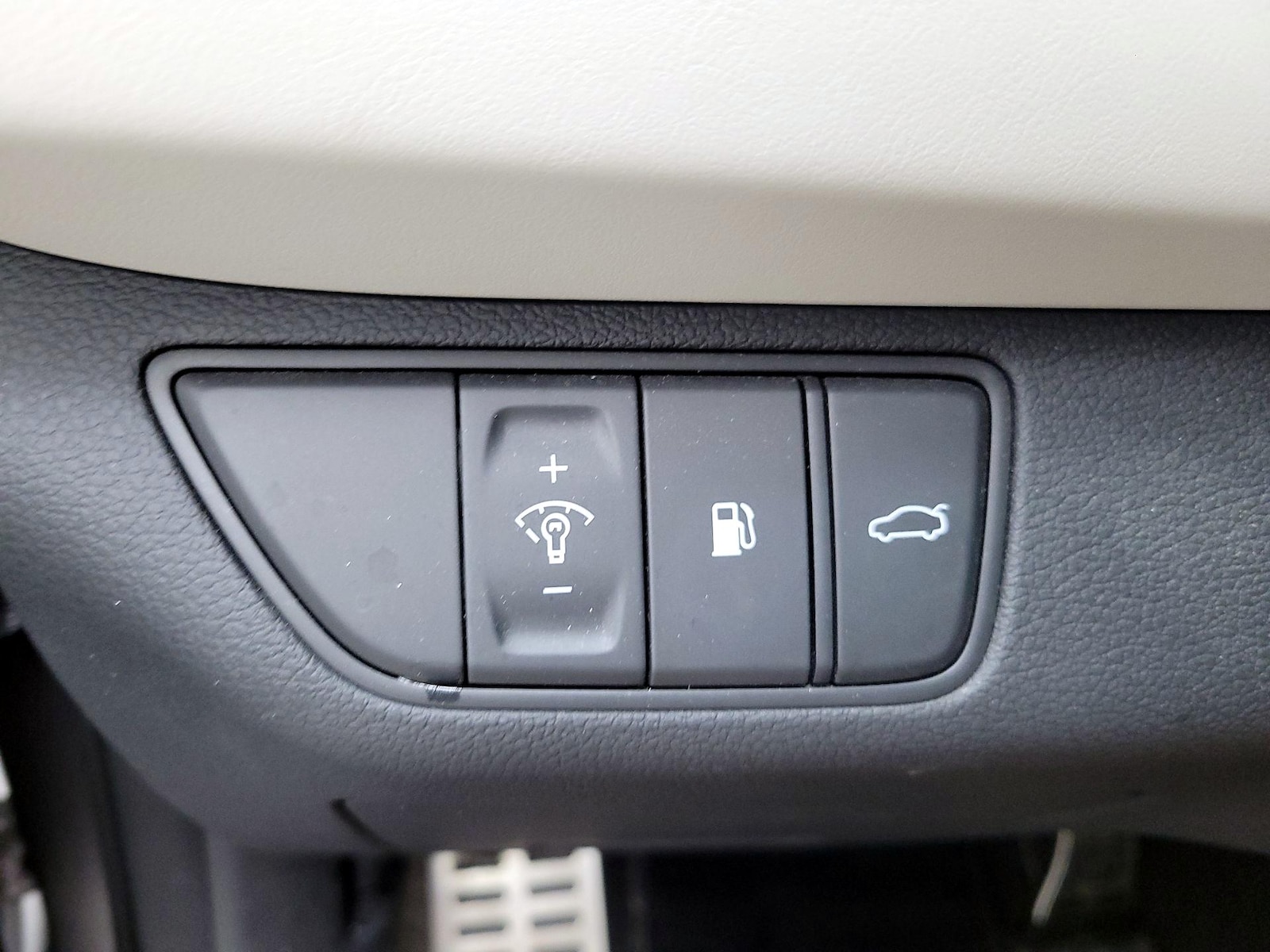 2023 GENESIS G70 Standard - Photo 14
