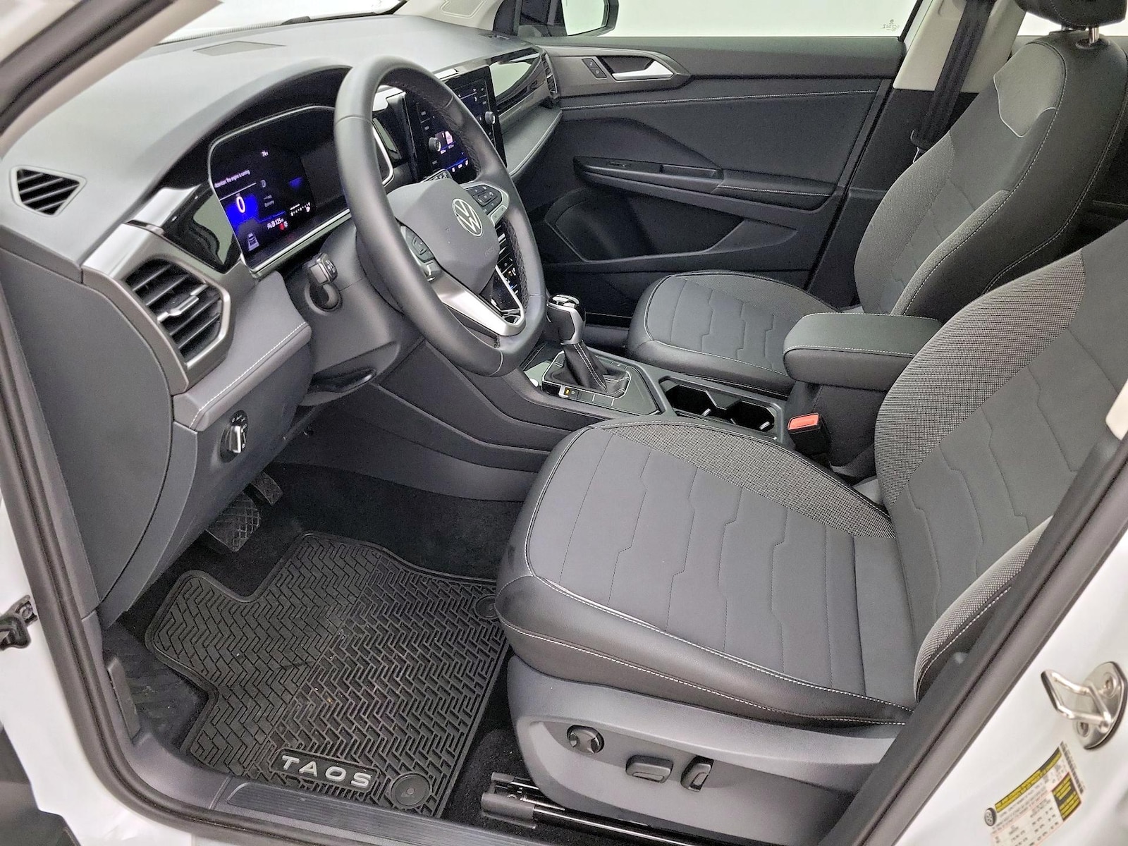 2025 Volkswagen Taos SE Black - Photo 12