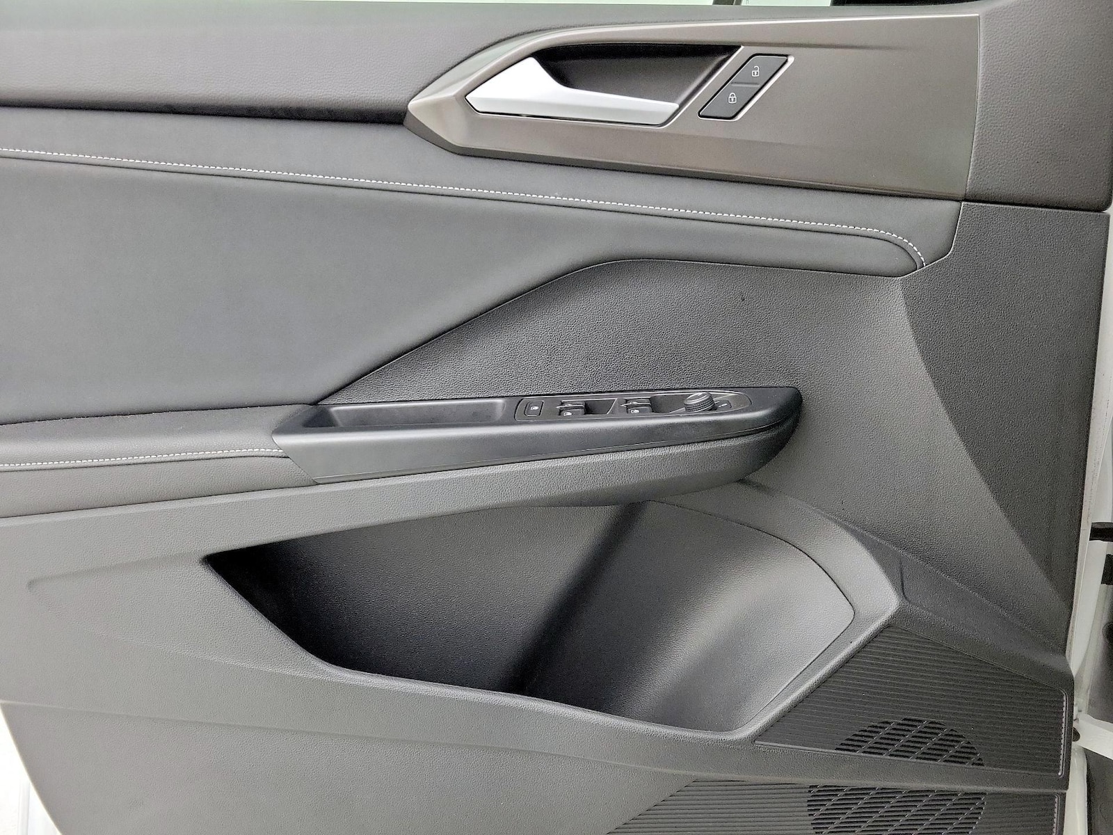 2025 Volkswagen Taos SE Black - Photo 13