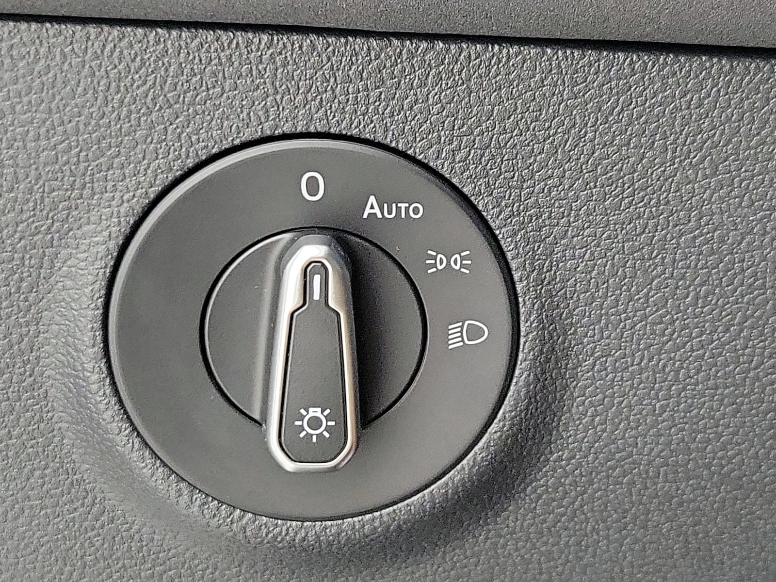 2025 Volkswagen Taos SE Black - Photo 14