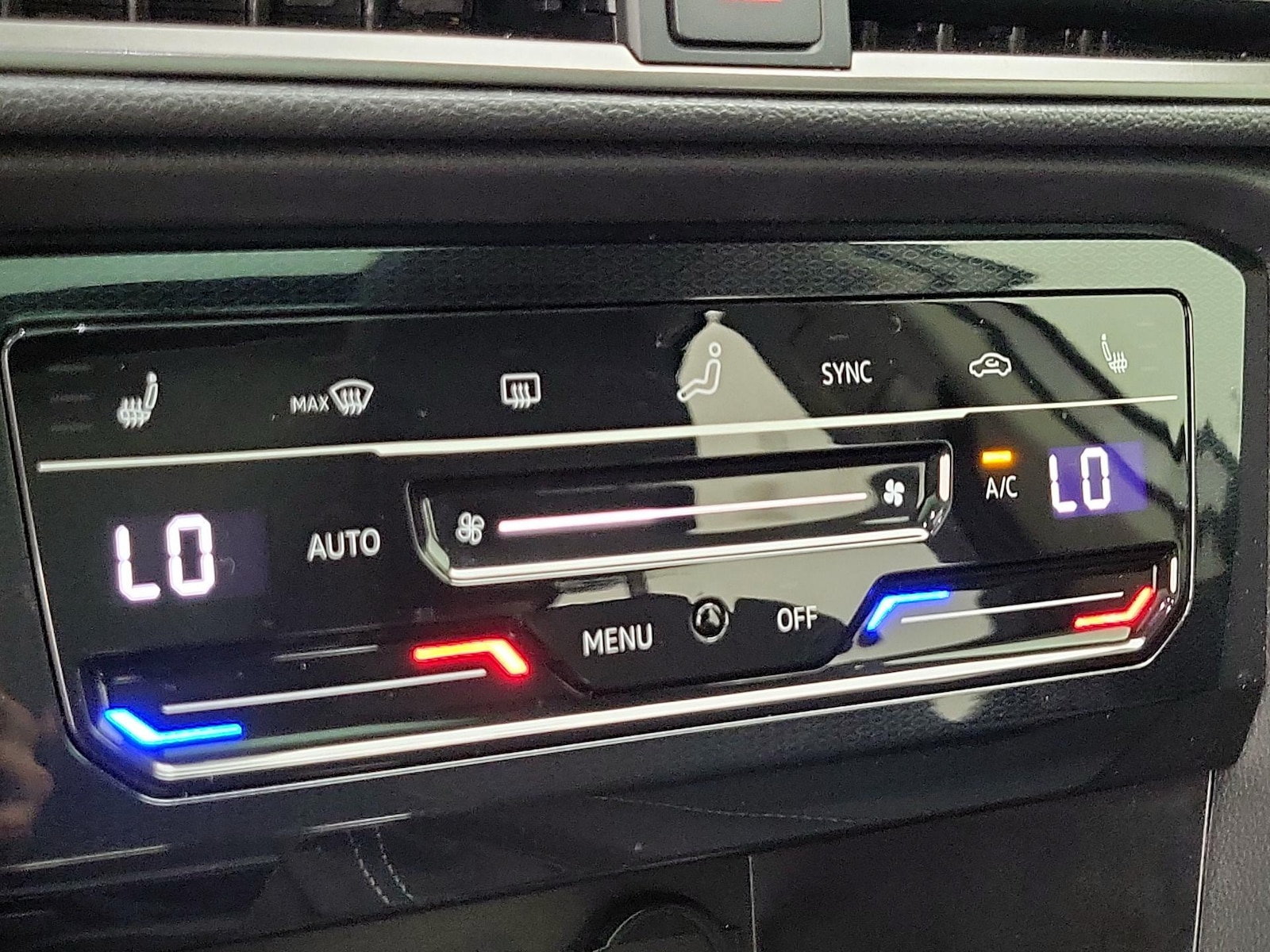 2025 Volkswagen Taos SE Black - Photo 17