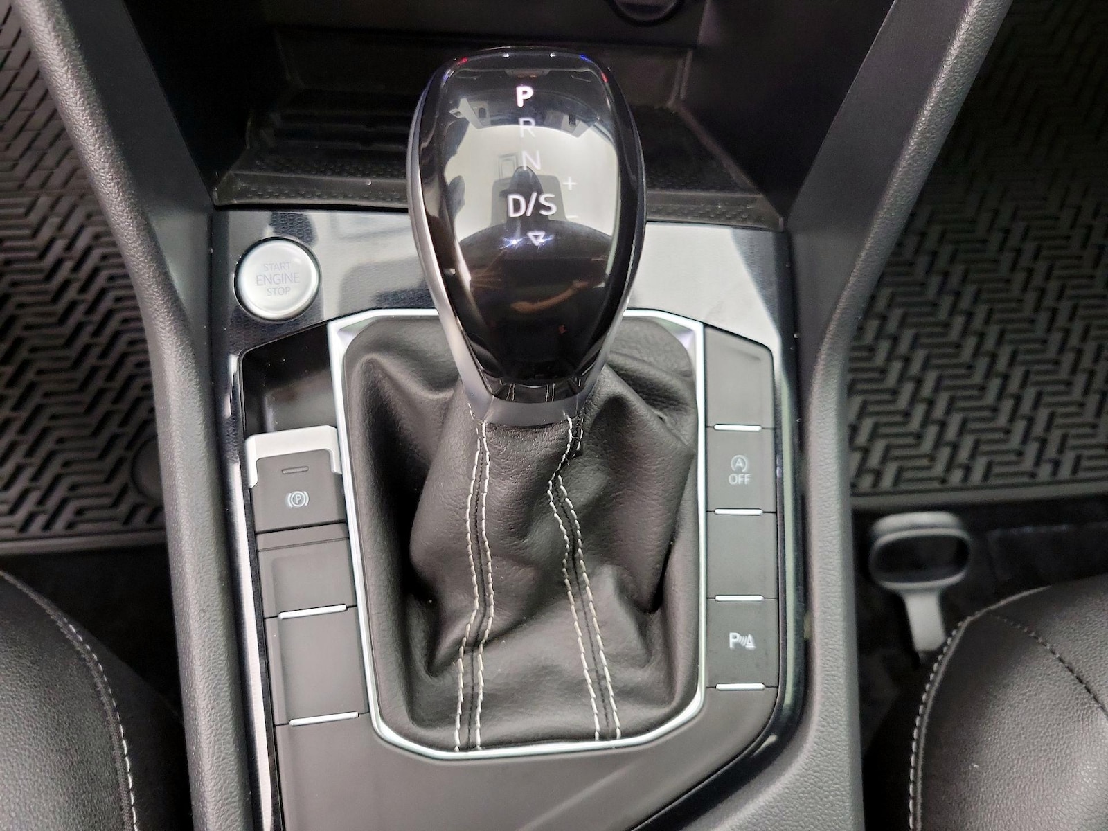 2025 Volkswagen Taos SE Black - Photo 18