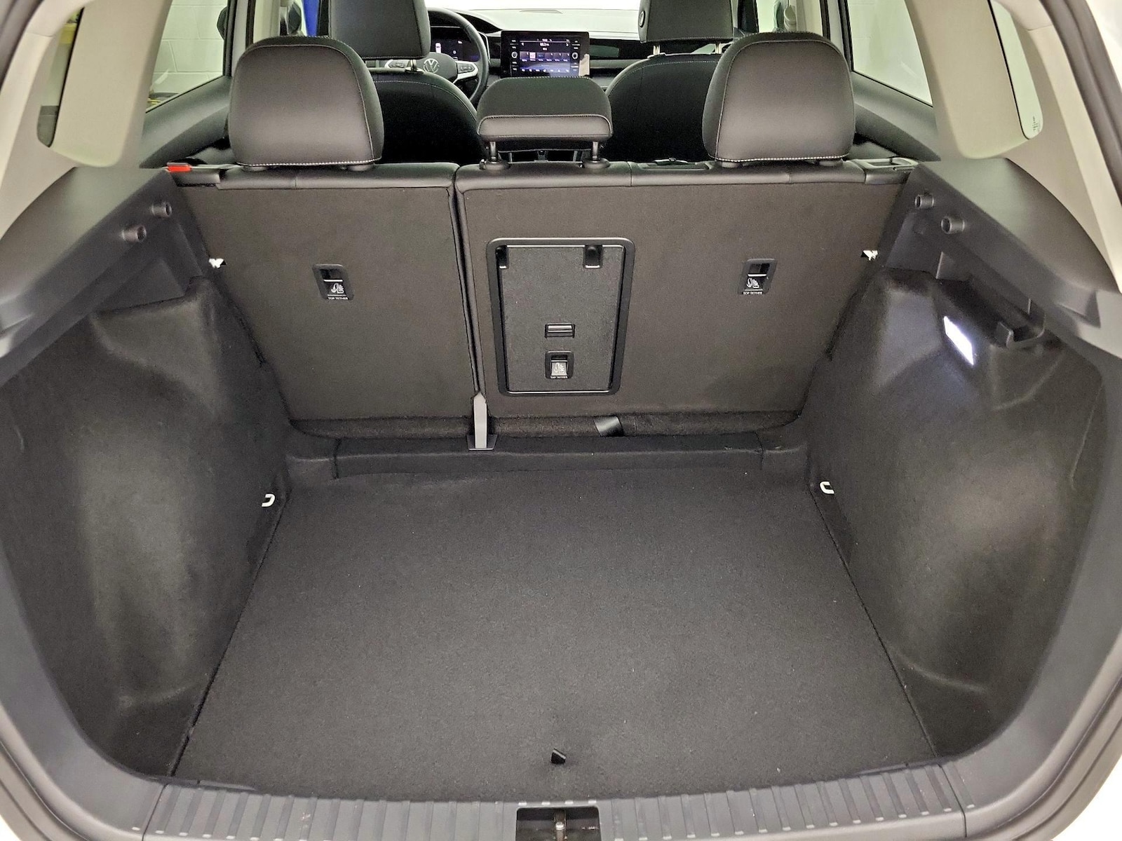 2025 Volkswagen Taos SE Black - Photo 22