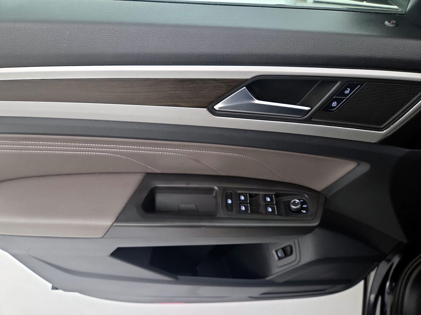 2022 Volkswagen Atlas SE w/Tech - Photo 13