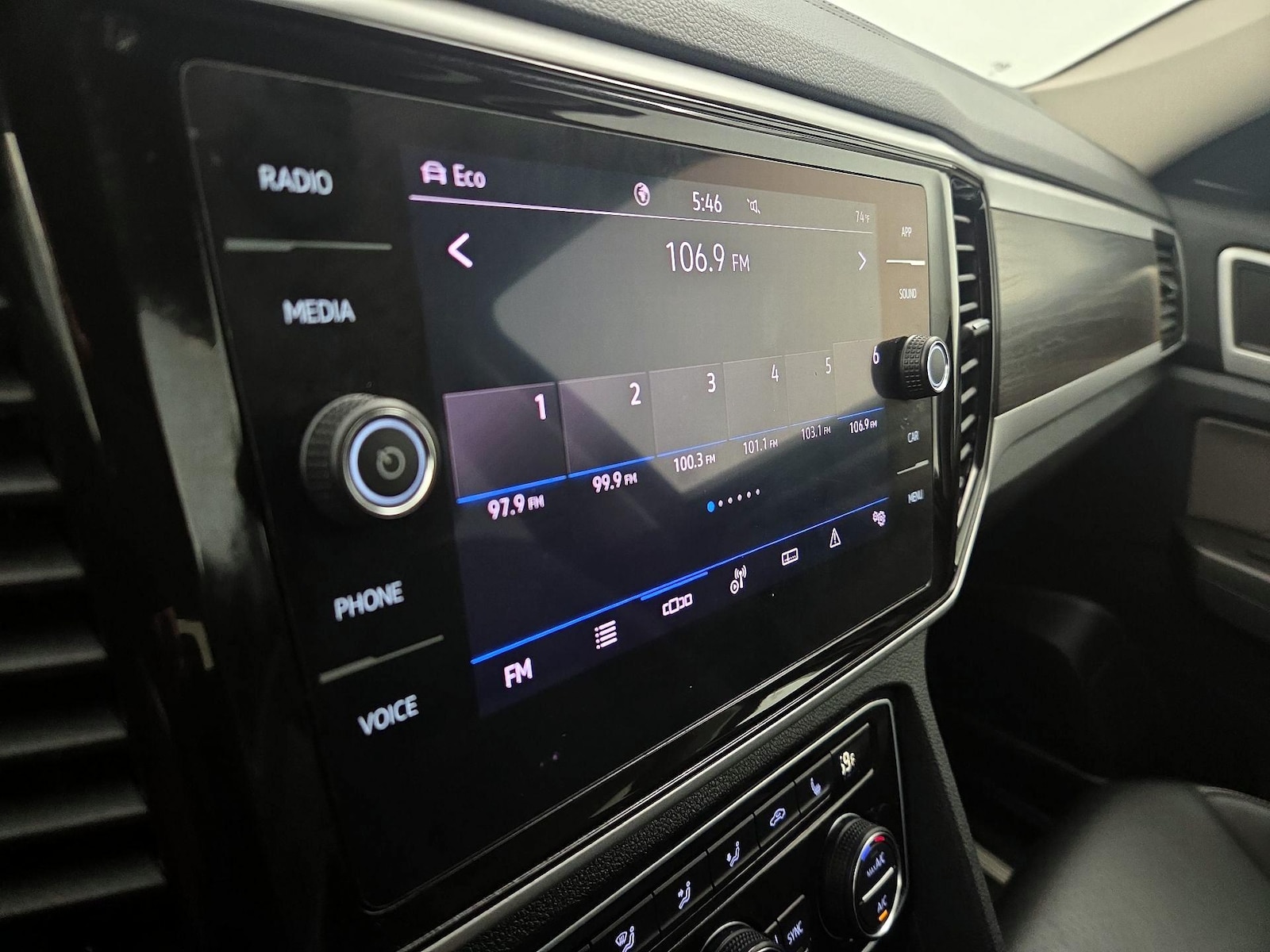 2022 Volkswagen Atlas SE w/Tech - Photo 16