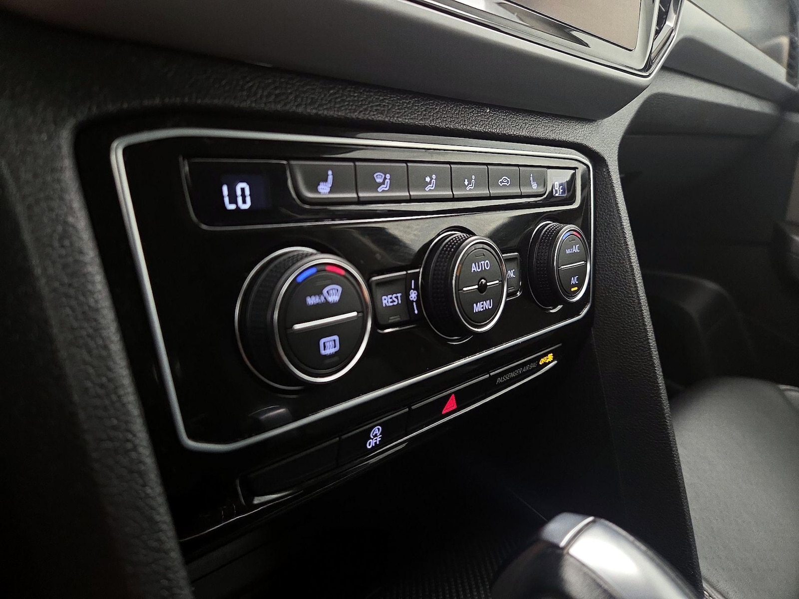 2022 Volkswagen Atlas SE w/Tech - Photo 17